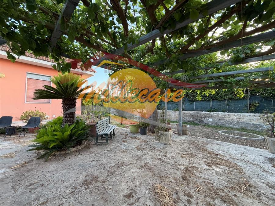 Villa con giardino in traversa pozzo di mazza, Siracusa