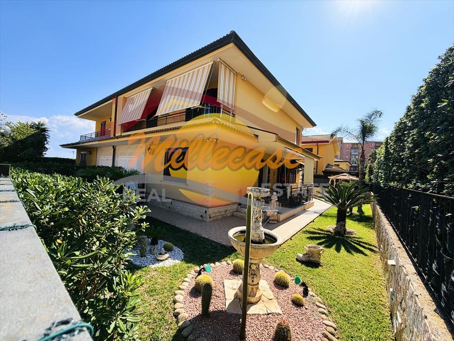 Villa con giardino, Siracusa mazzarona