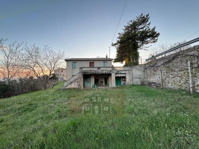 CASA COLONICA in vendita a Carassai