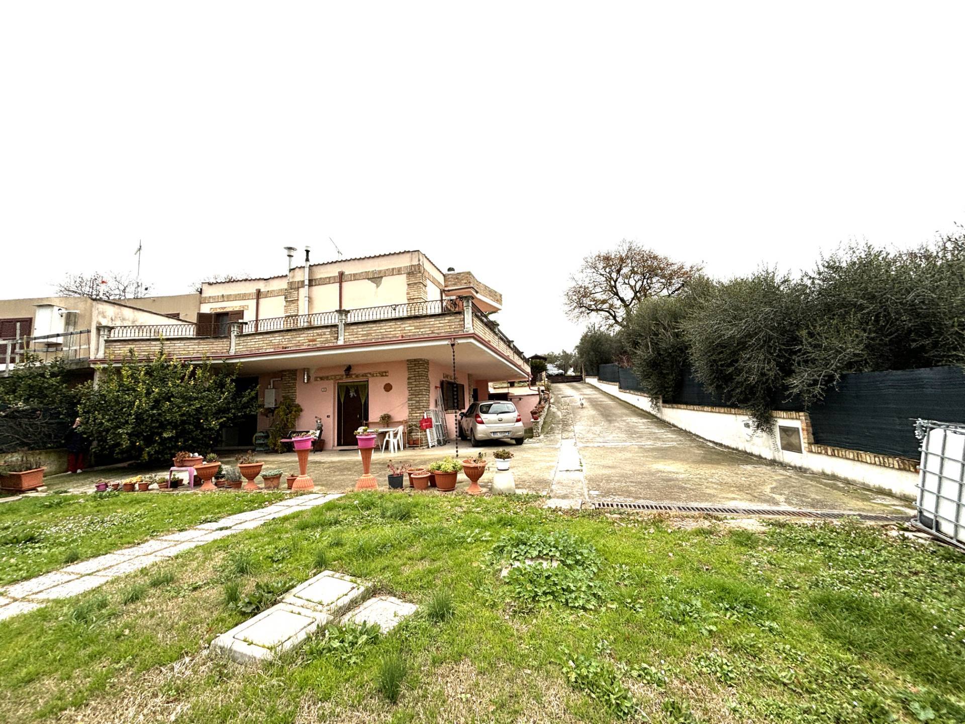 VILLETTA A SCHIERA in vendita a Corropoli