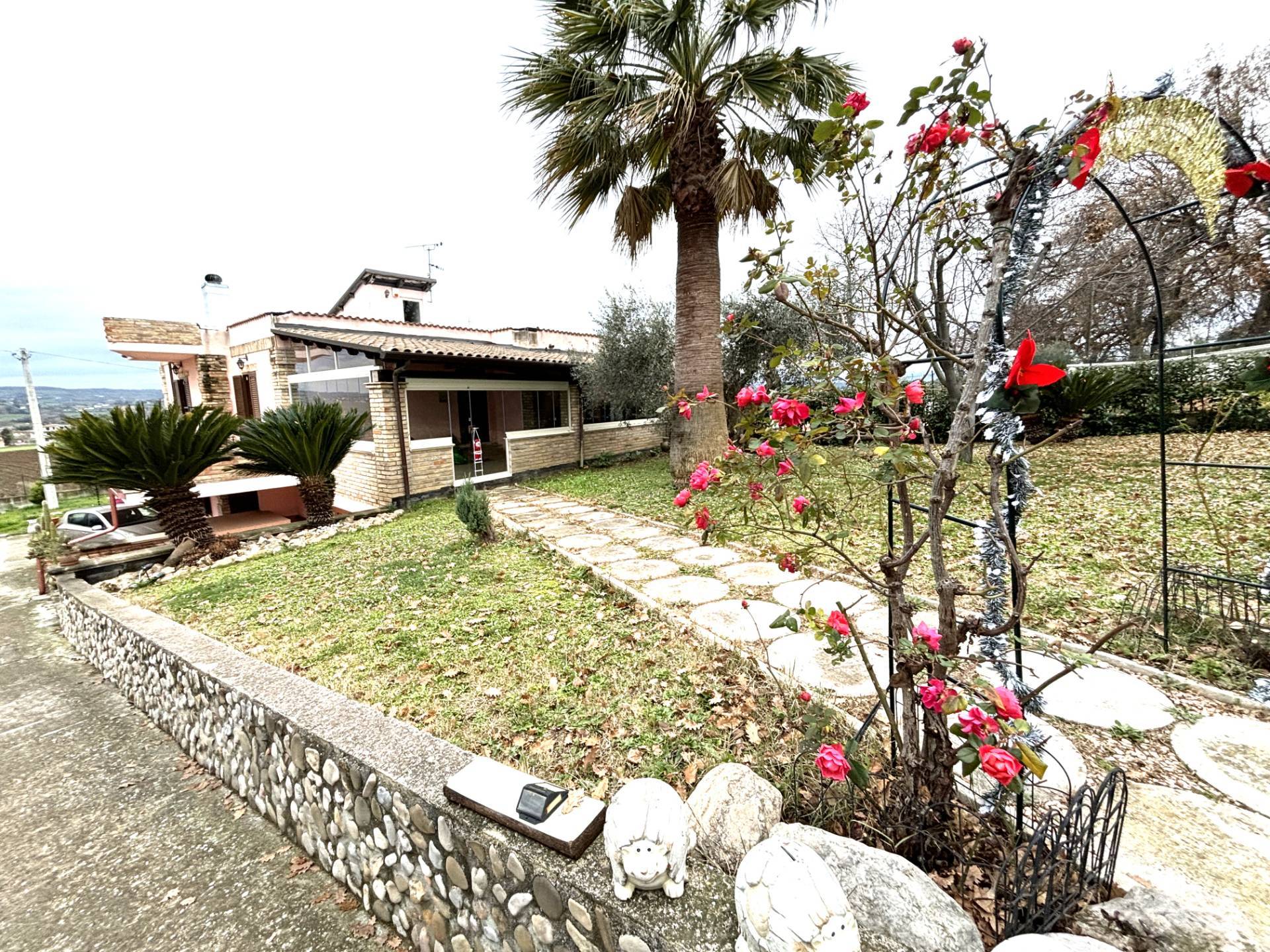 VILLETTA A SCHIERA in vendita a Corropoli