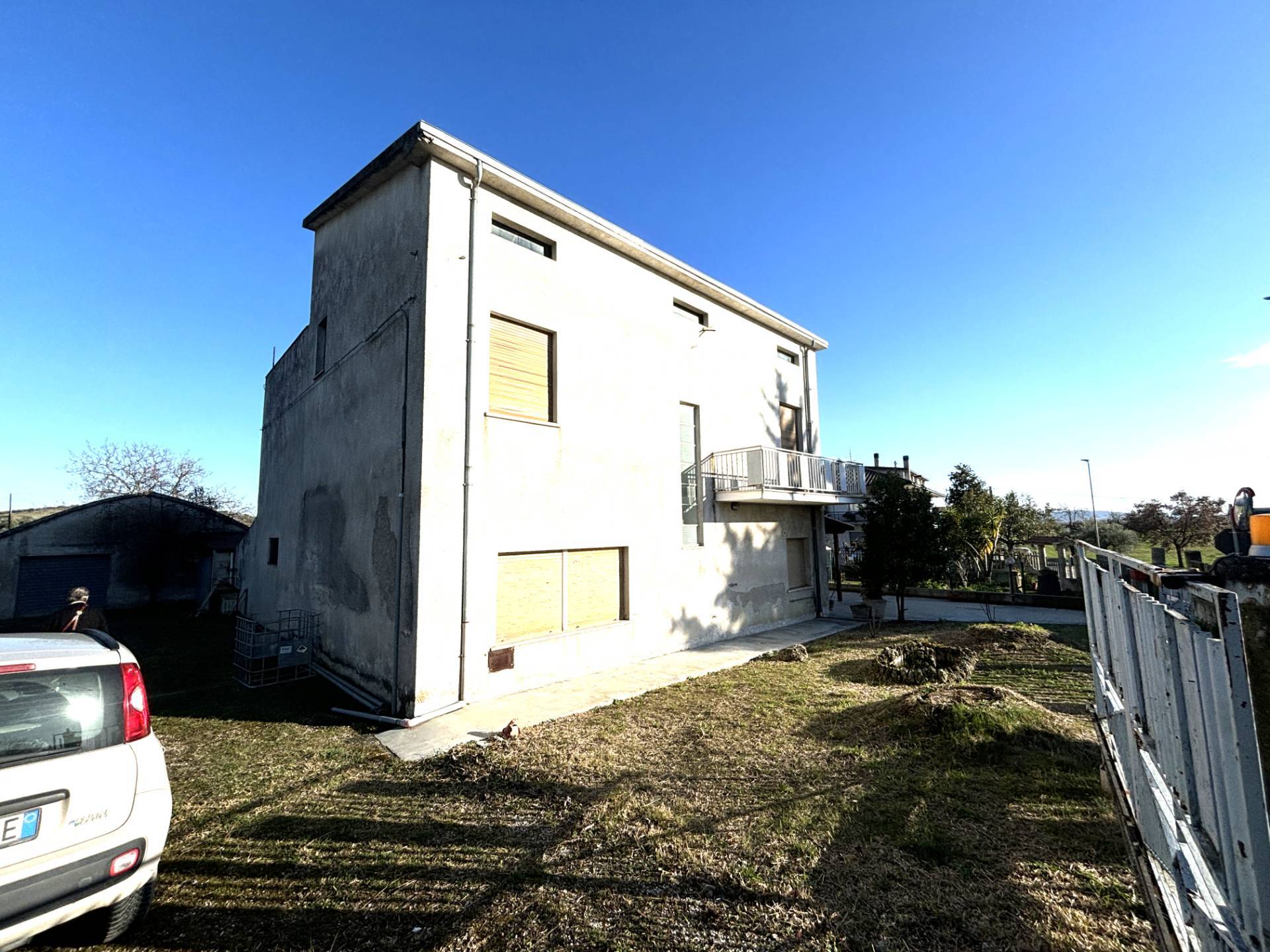 VILLETTA A SCHIERA in vendita a Torano Nuovo