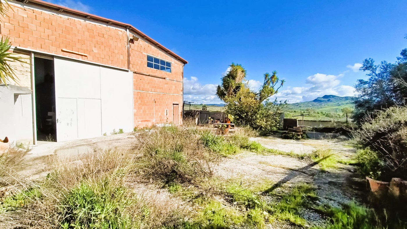 Capannone con box doppio a Agrigento