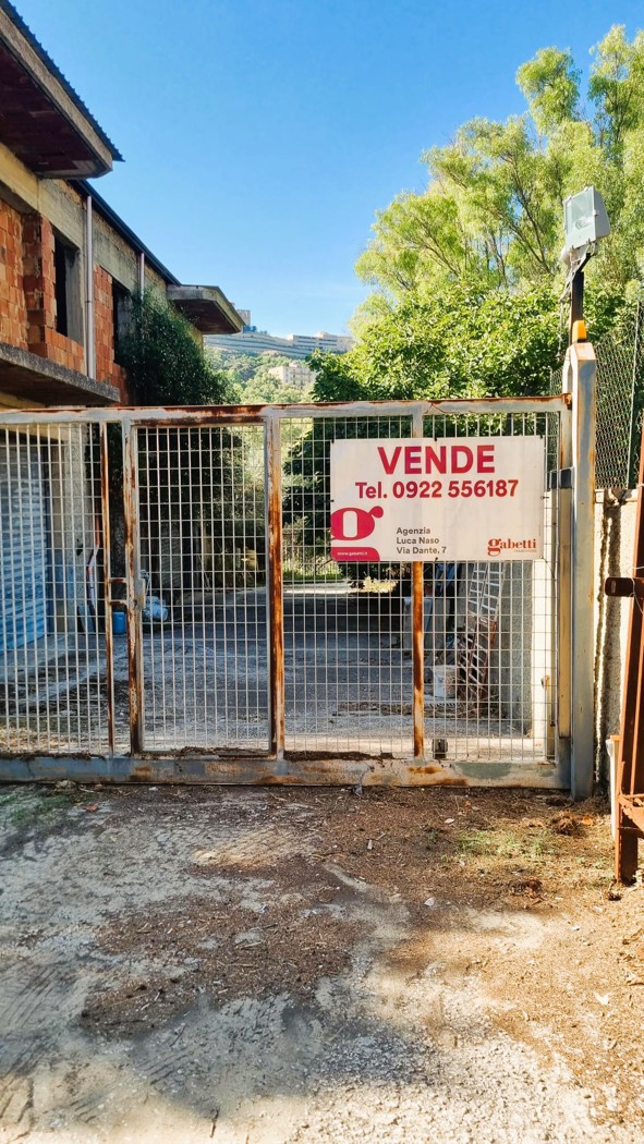Stabile/Palazzo con giardino a Agrigento