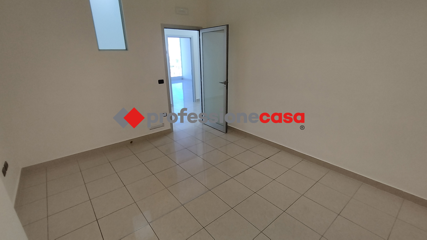 Ufficio con box doppio a San Nicola la Strada