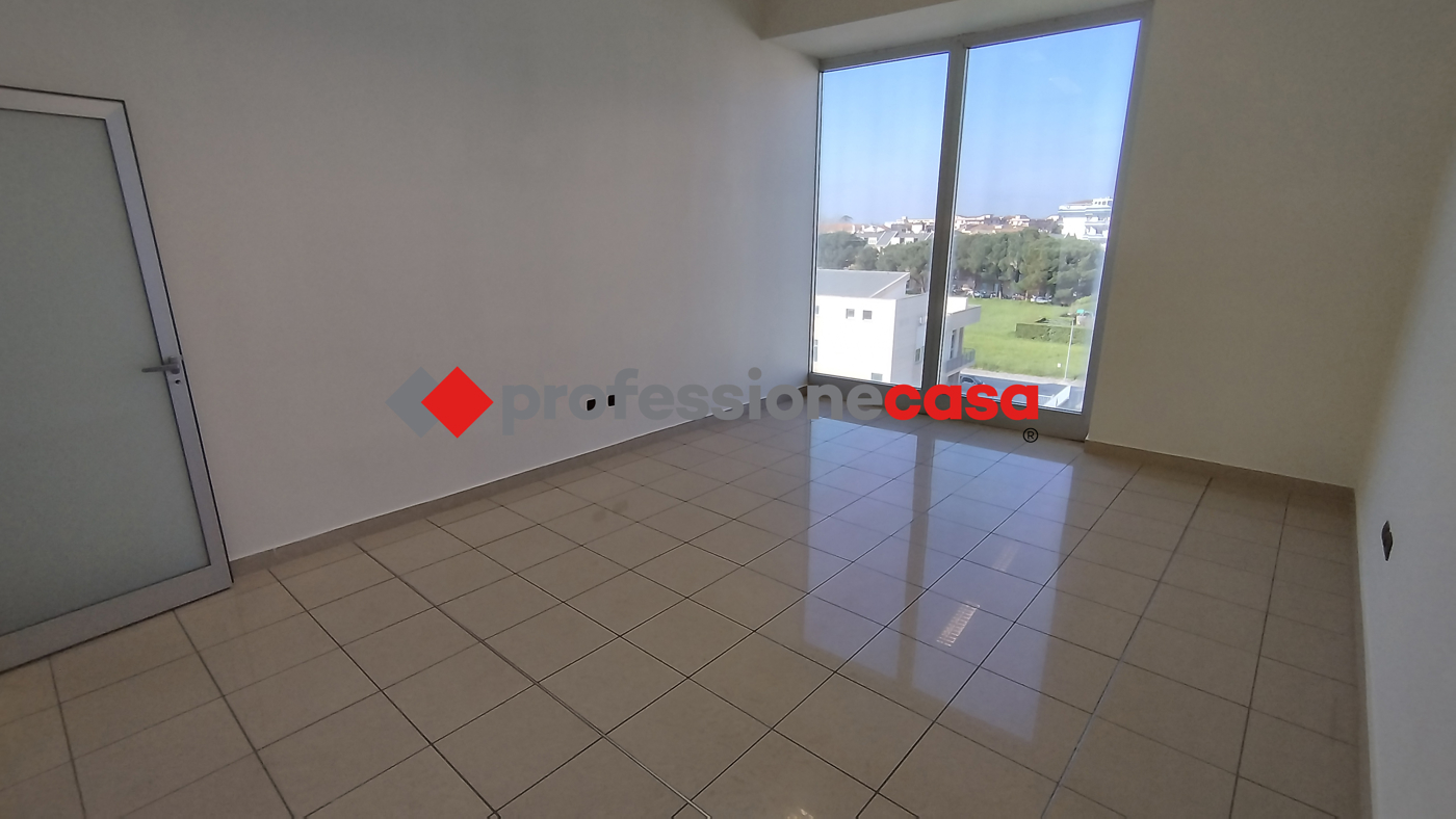 Ufficio con box doppio a San Nicola la Strada