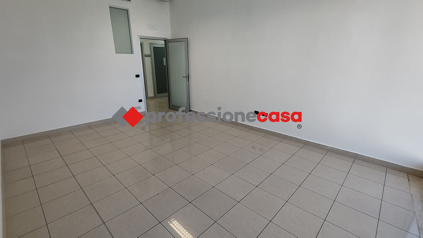 Ufficio con box doppio a San Nicola la Strada