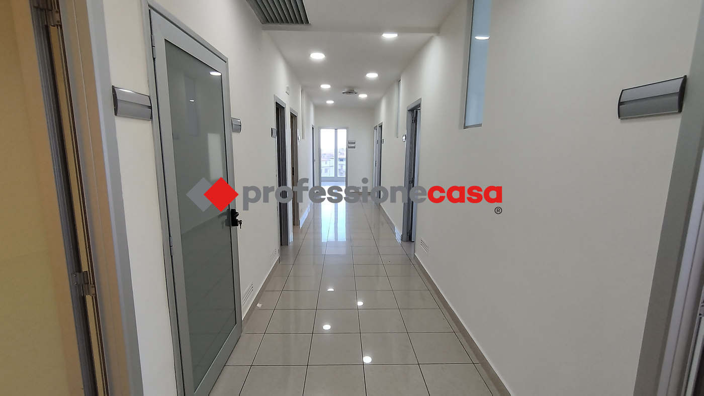 Ufficio con box doppio a San Nicola la Strada