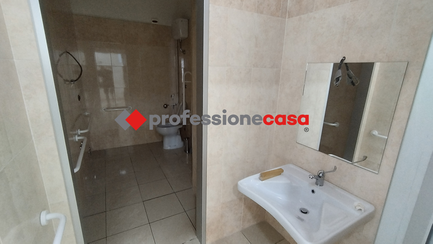 Ufficio con box doppio a San Nicola la Strada