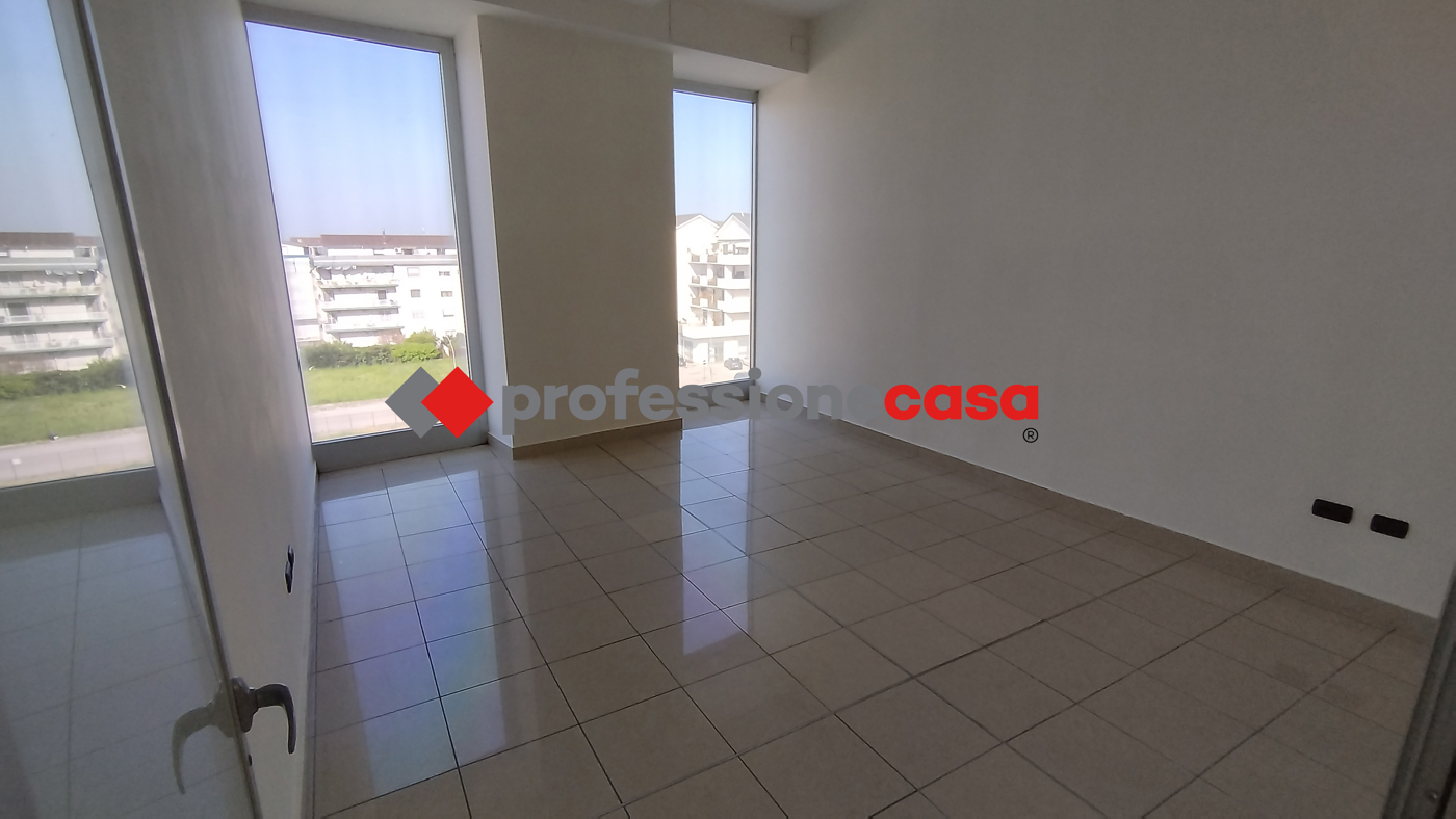 Ufficio con box doppio a San Nicola la Strada