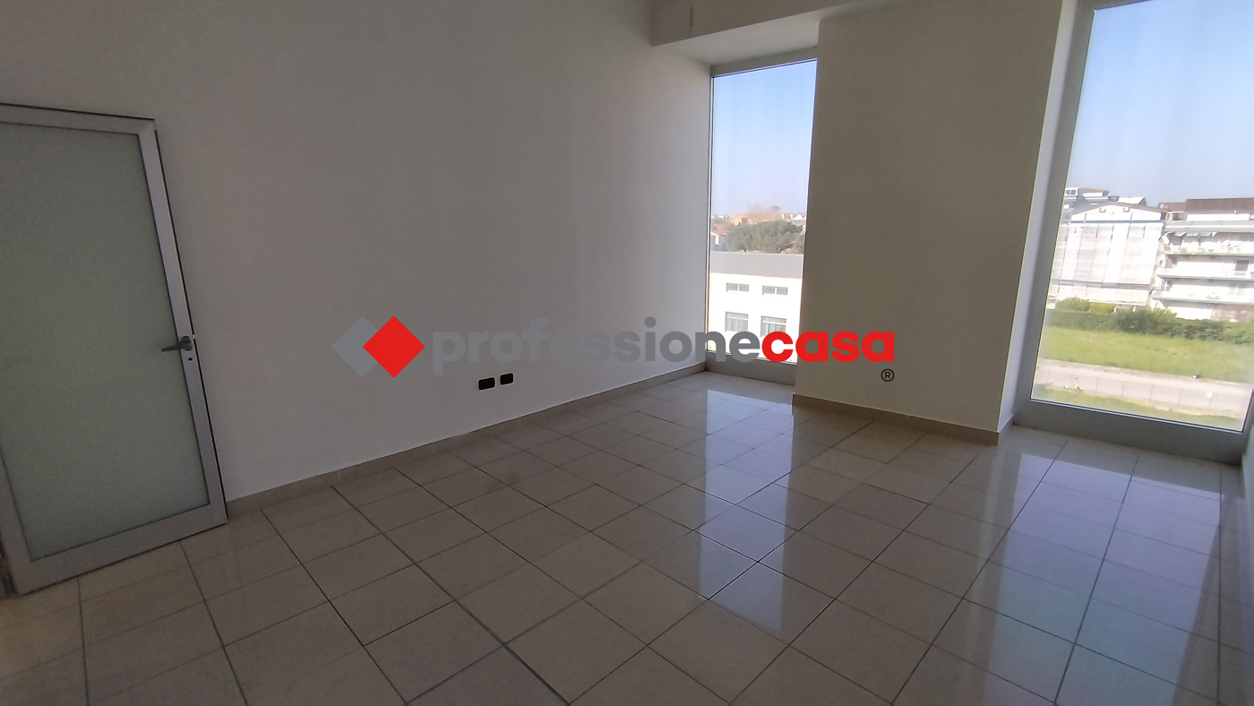 Ufficio con box doppio a San Nicola la Strada