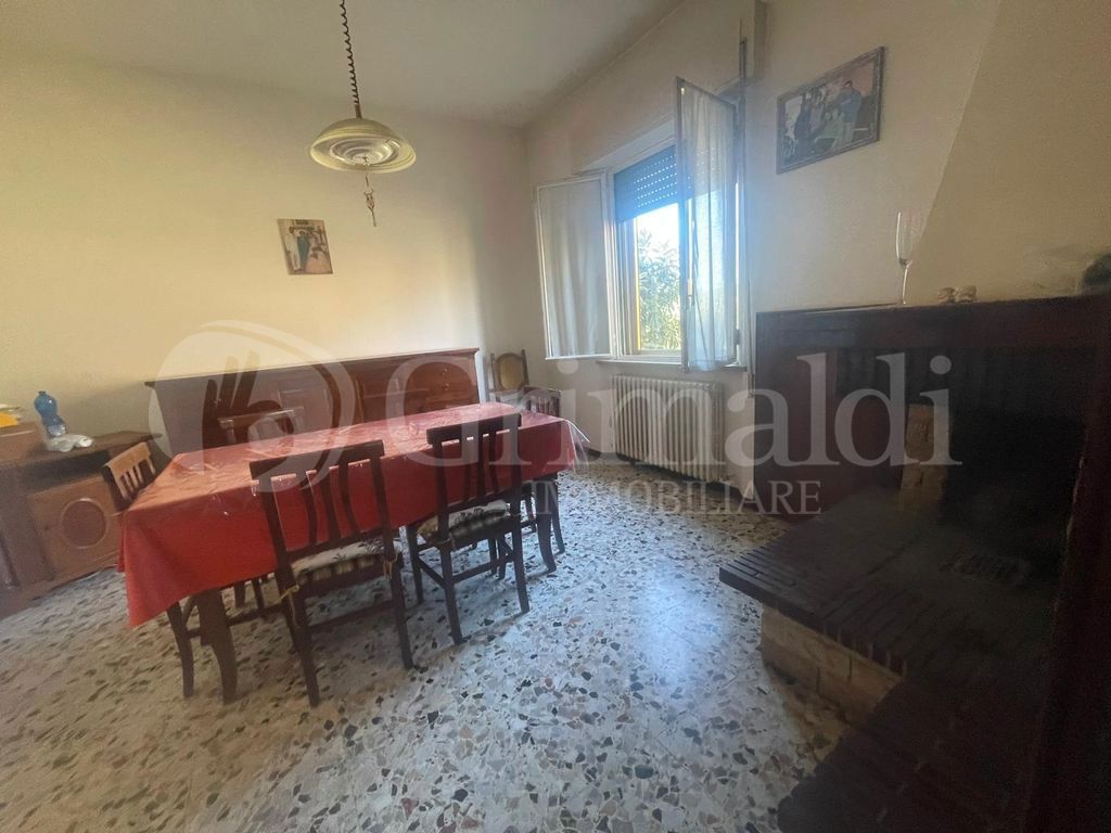 Casa indipendente con giardino a Jesi