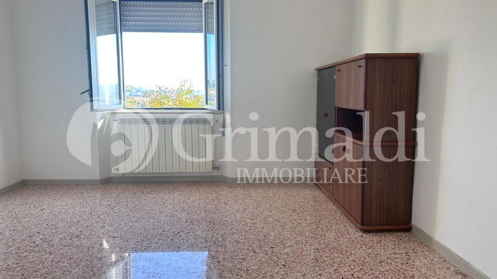 Quadrilocale arredato in affitto a Ostra