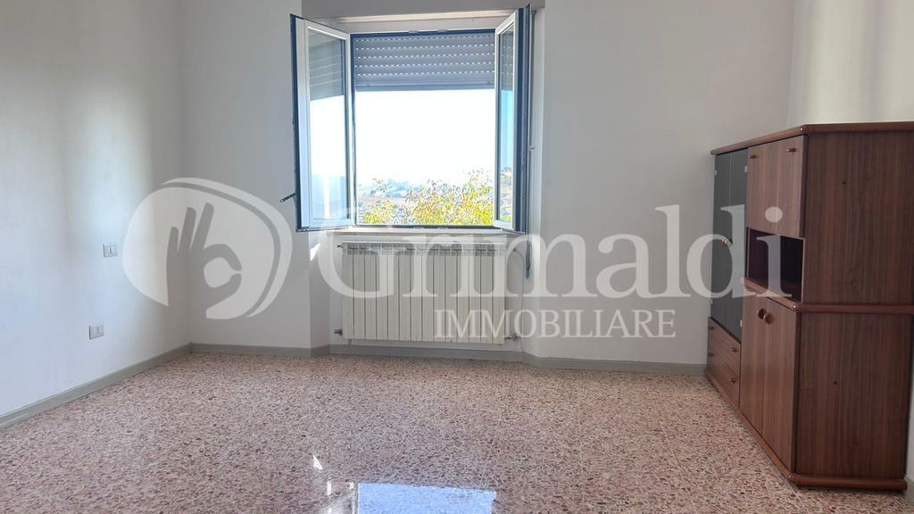 Quadrilocale arredato in affitto a Ostra