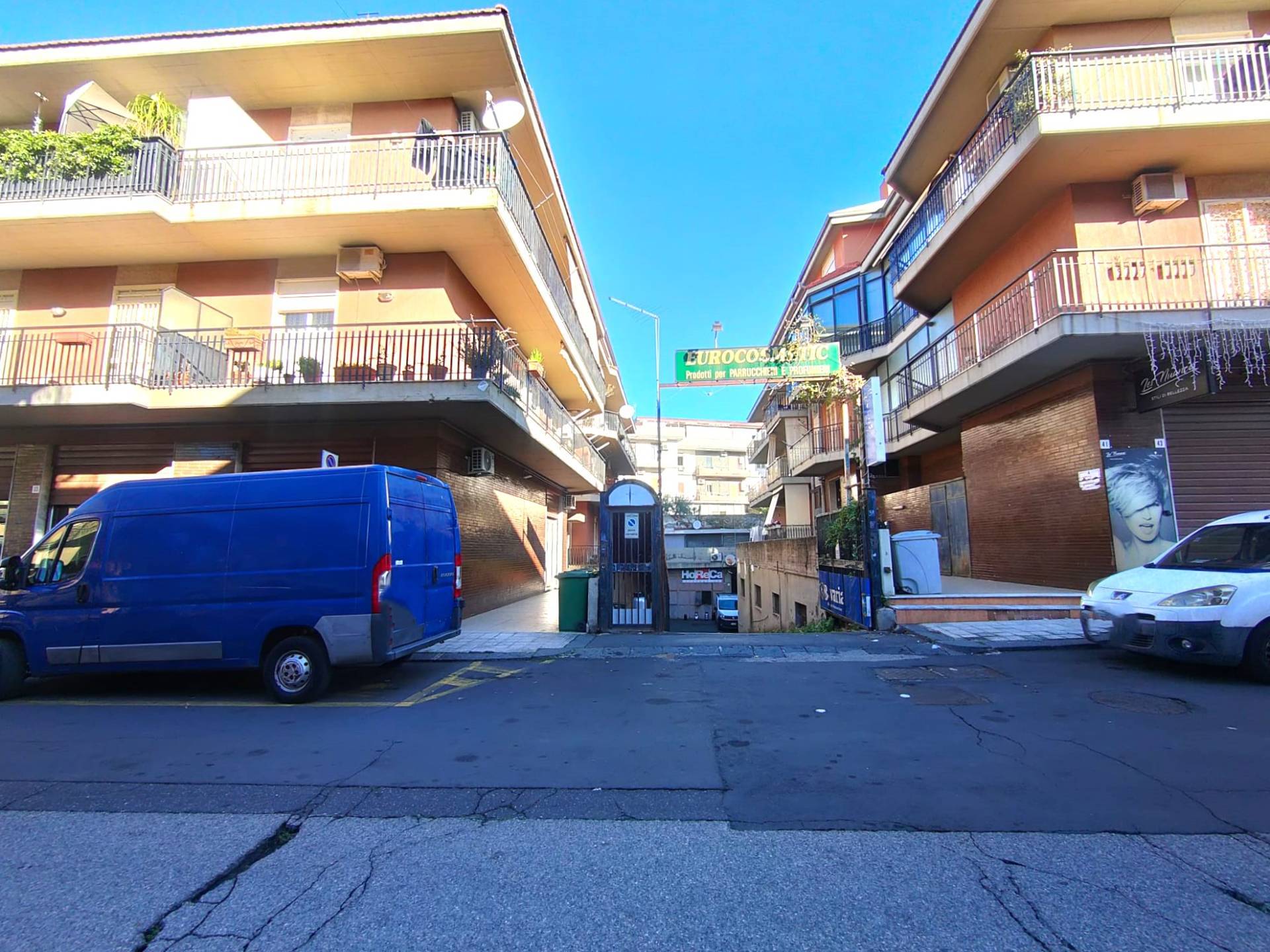 Locale commerciale in vendita a Sant'Agata li Battiati, CENTRO