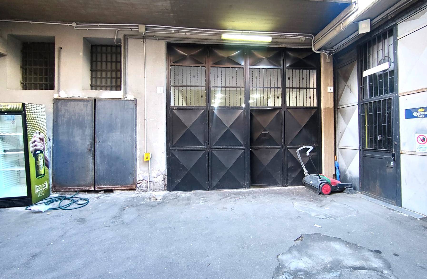 Locale commerciale in vendita a Sant'Agata li Battiati, CENTRO