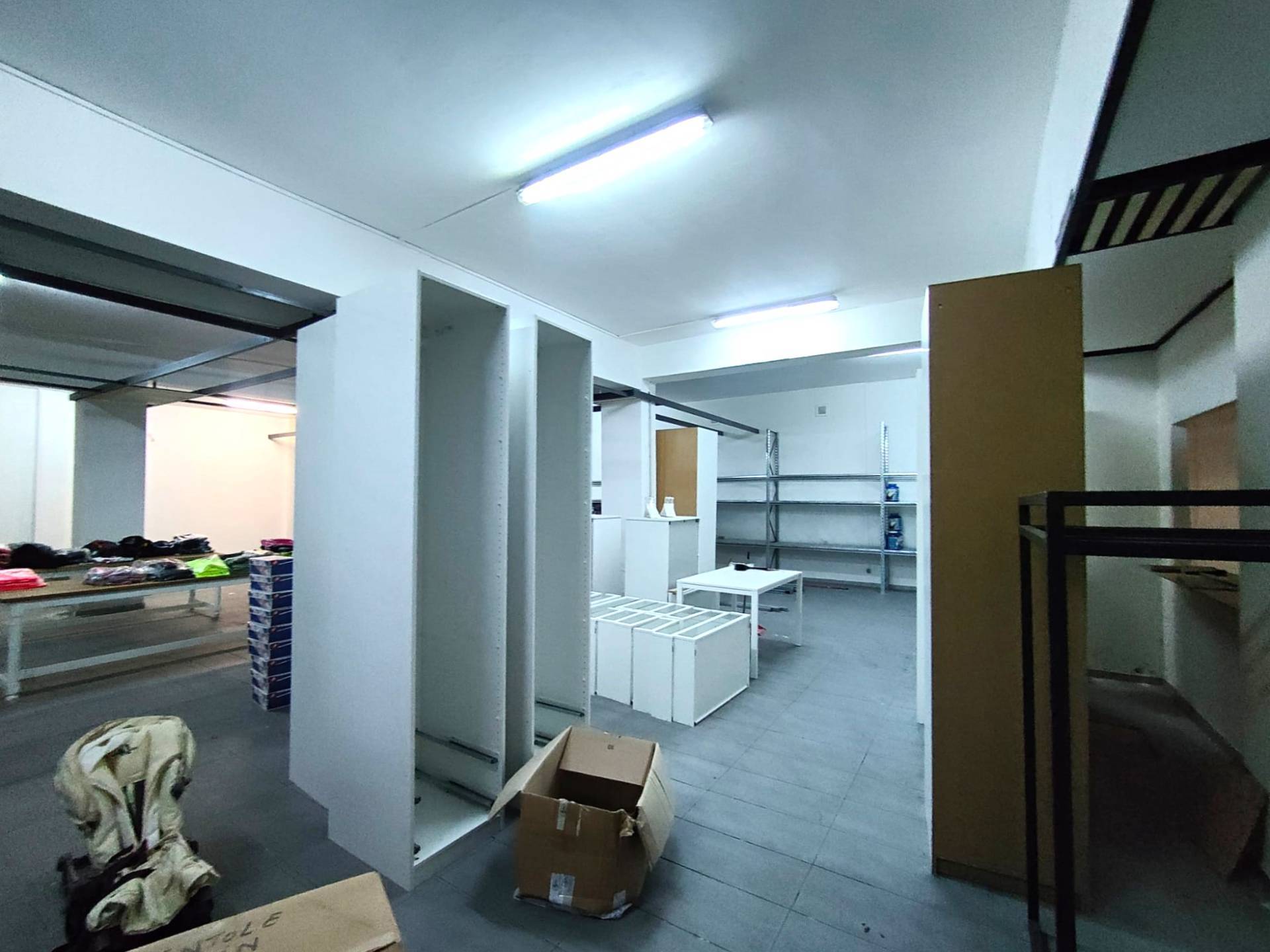 Locale commerciale in vendita a Sant'Agata li Battiati, CENTRO