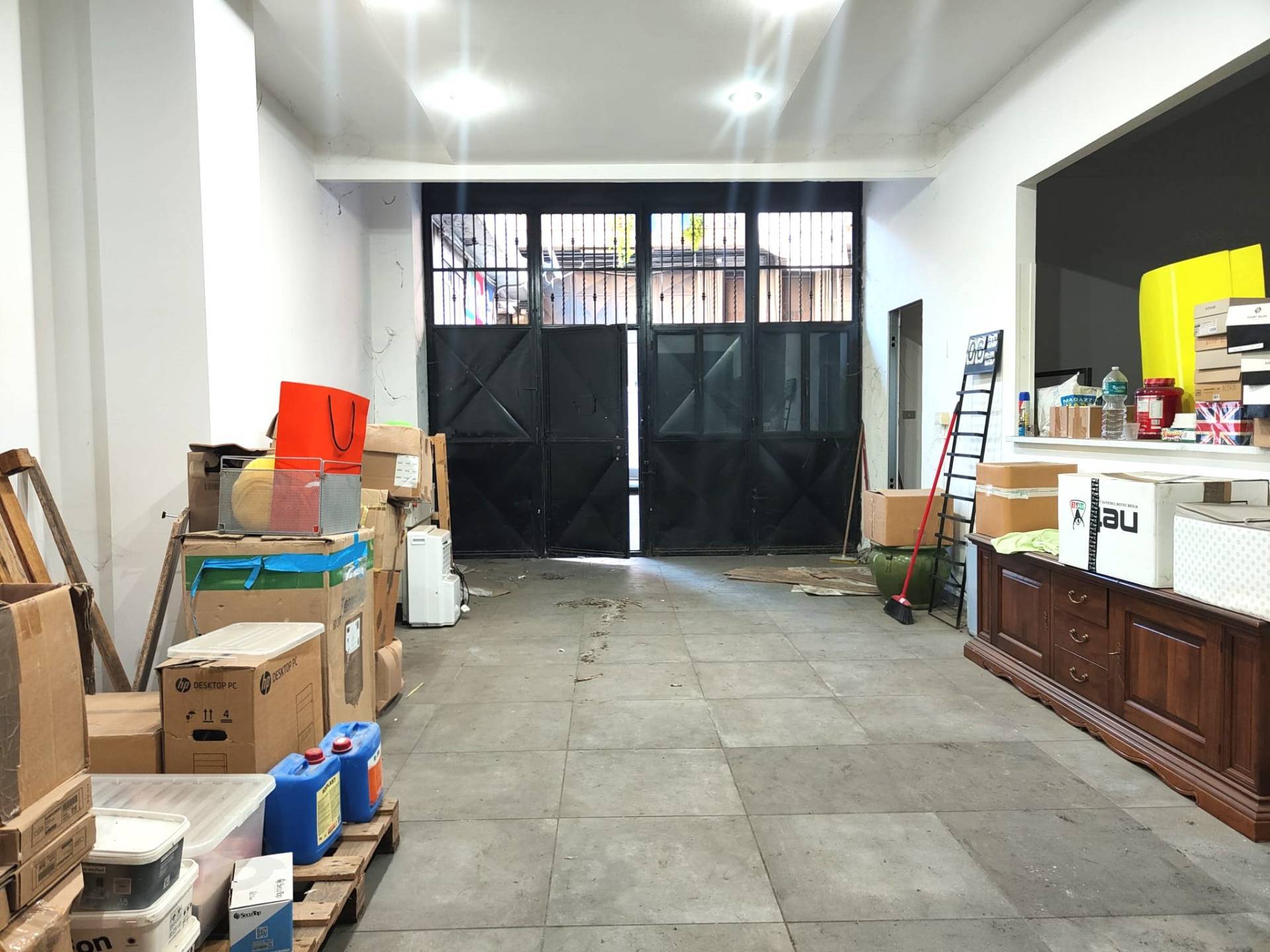 Locale commerciale in vendita a Sant'Agata li Battiati, CENTRO