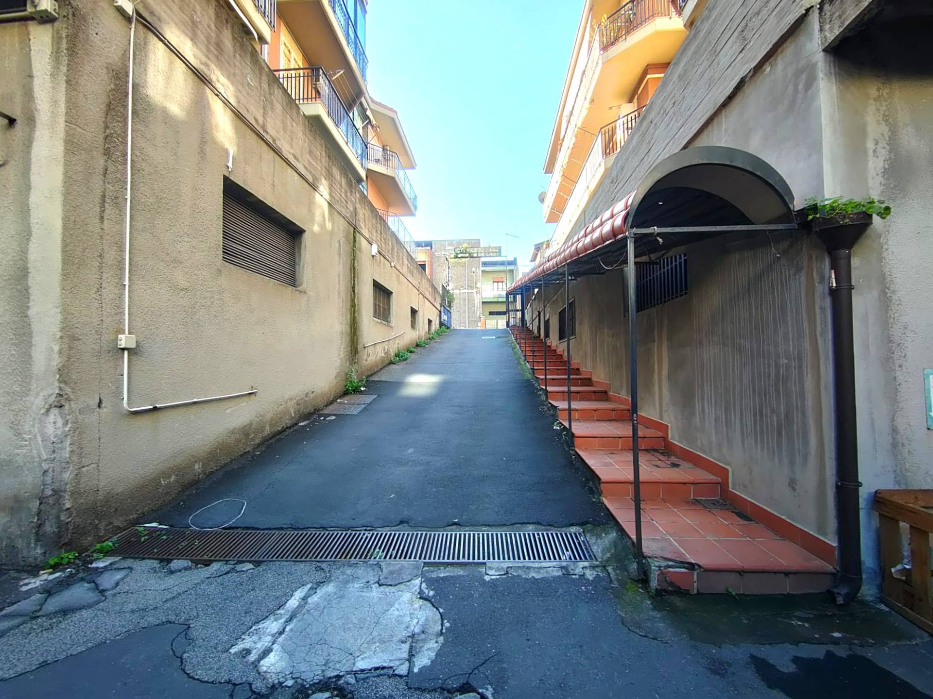 Locale commerciale in vendita a Sant'Agata li Battiati, CENTRO