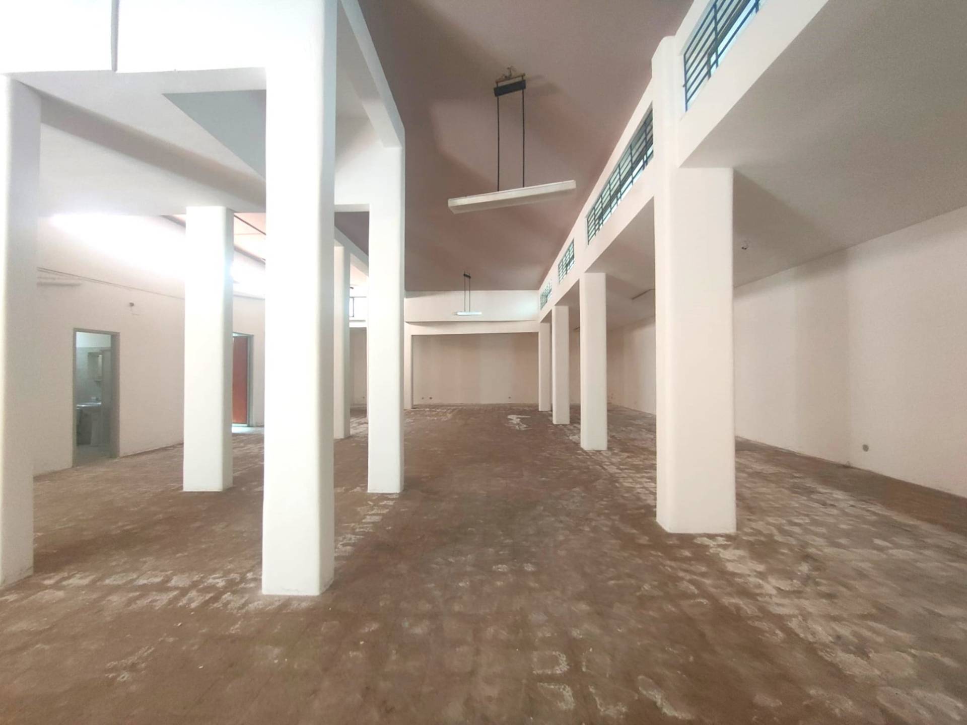 Locale commerciale in vendita a Sant'Agata li Battiati, CENTRO