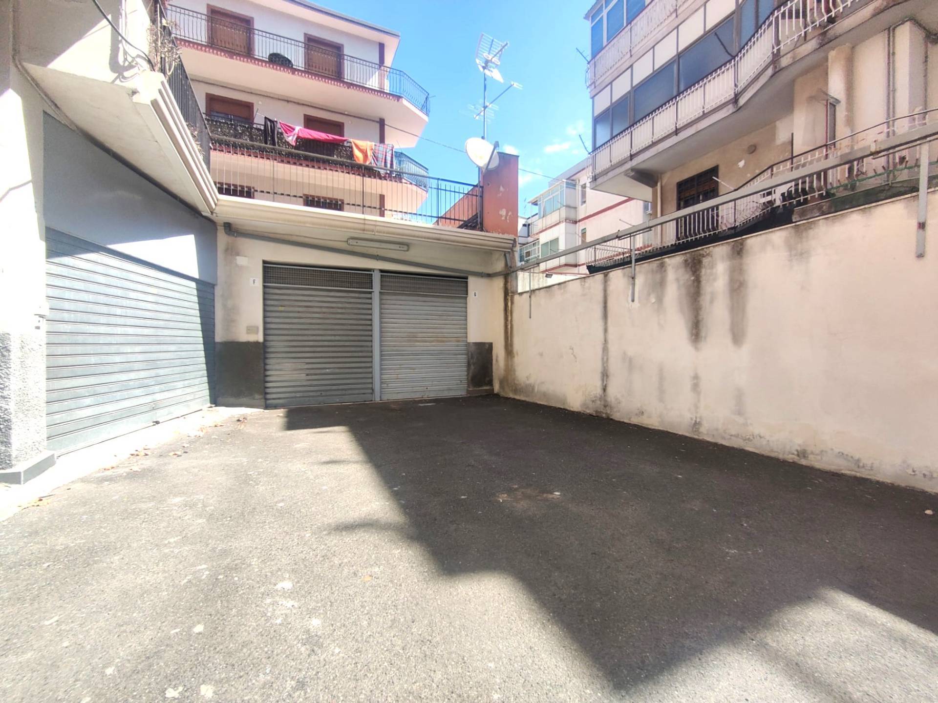 Locale commerciale in vendita a Sant'Agata li Battiati, CENTRO