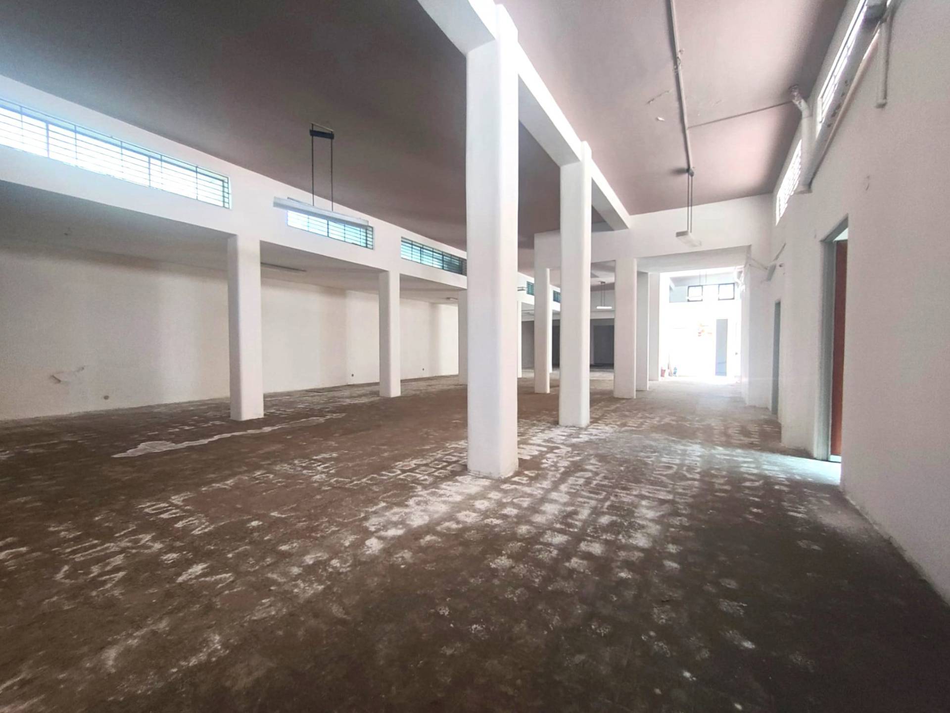 Locale commerciale in vendita a Sant'Agata li Battiati, CENTRO