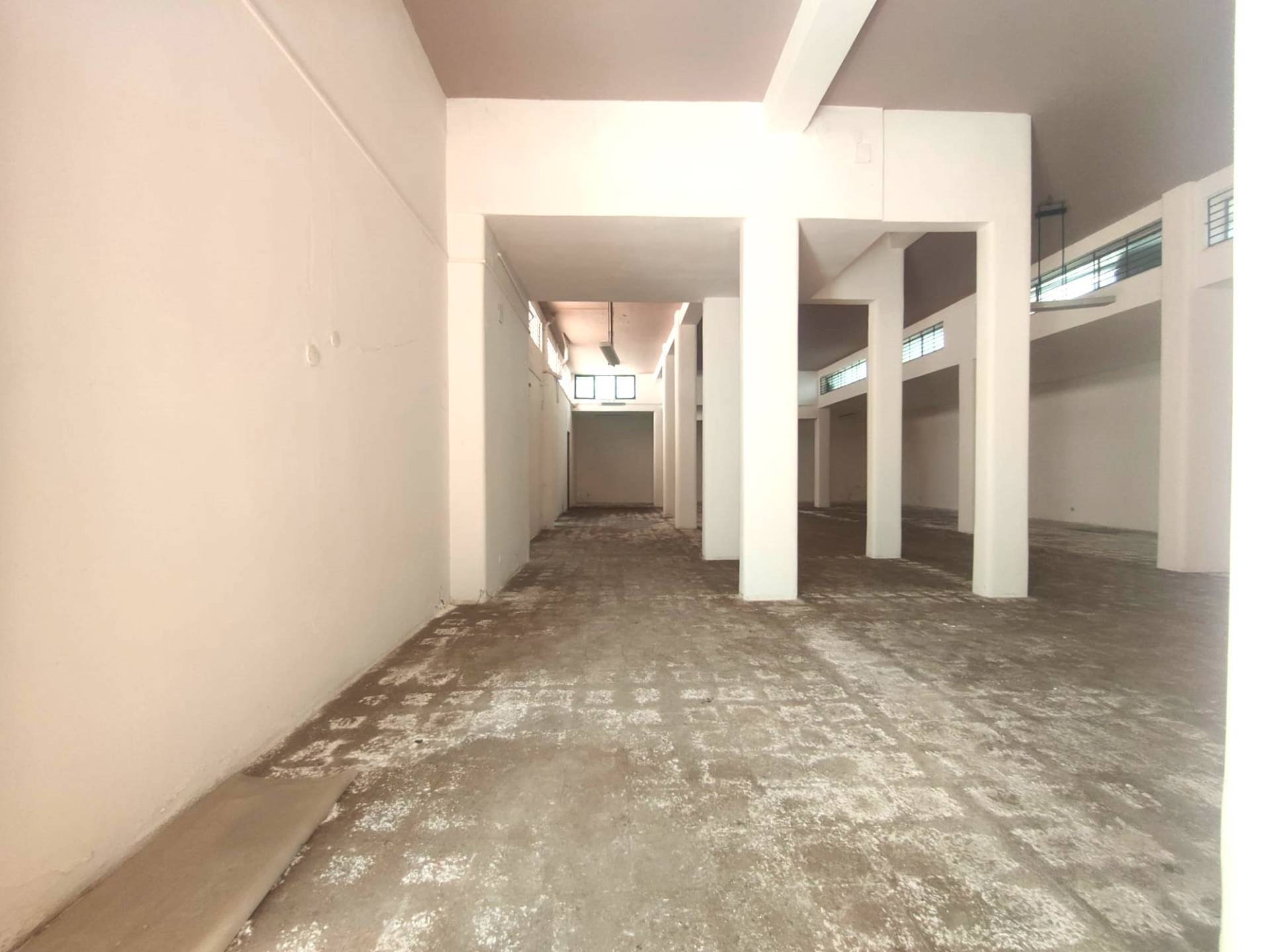 Locale commerciale in vendita a Sant'Agata li Battiati, CENTRO