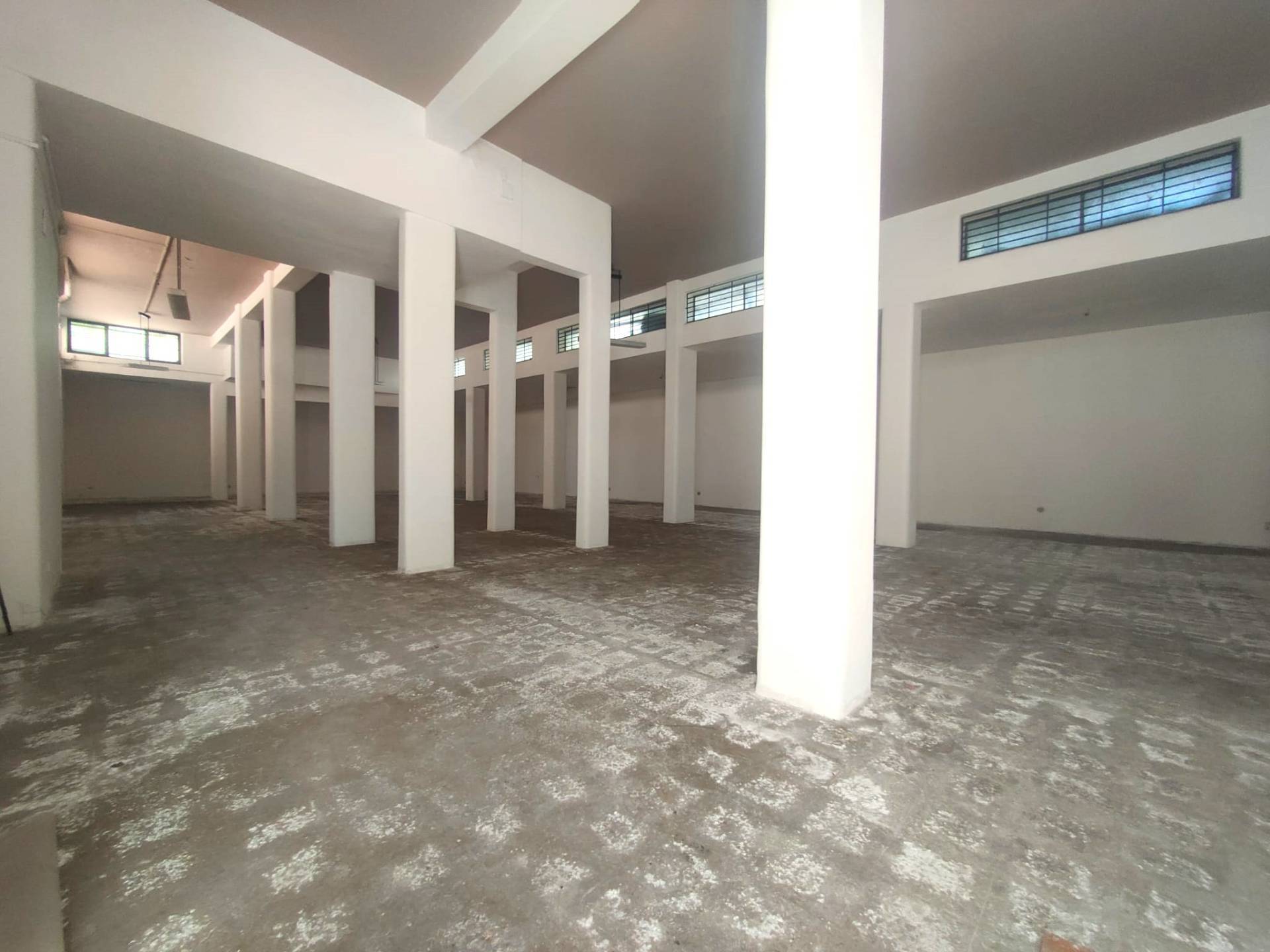 Locale commerciale in vendita a Sant'Agata li Battiati, CENTRO