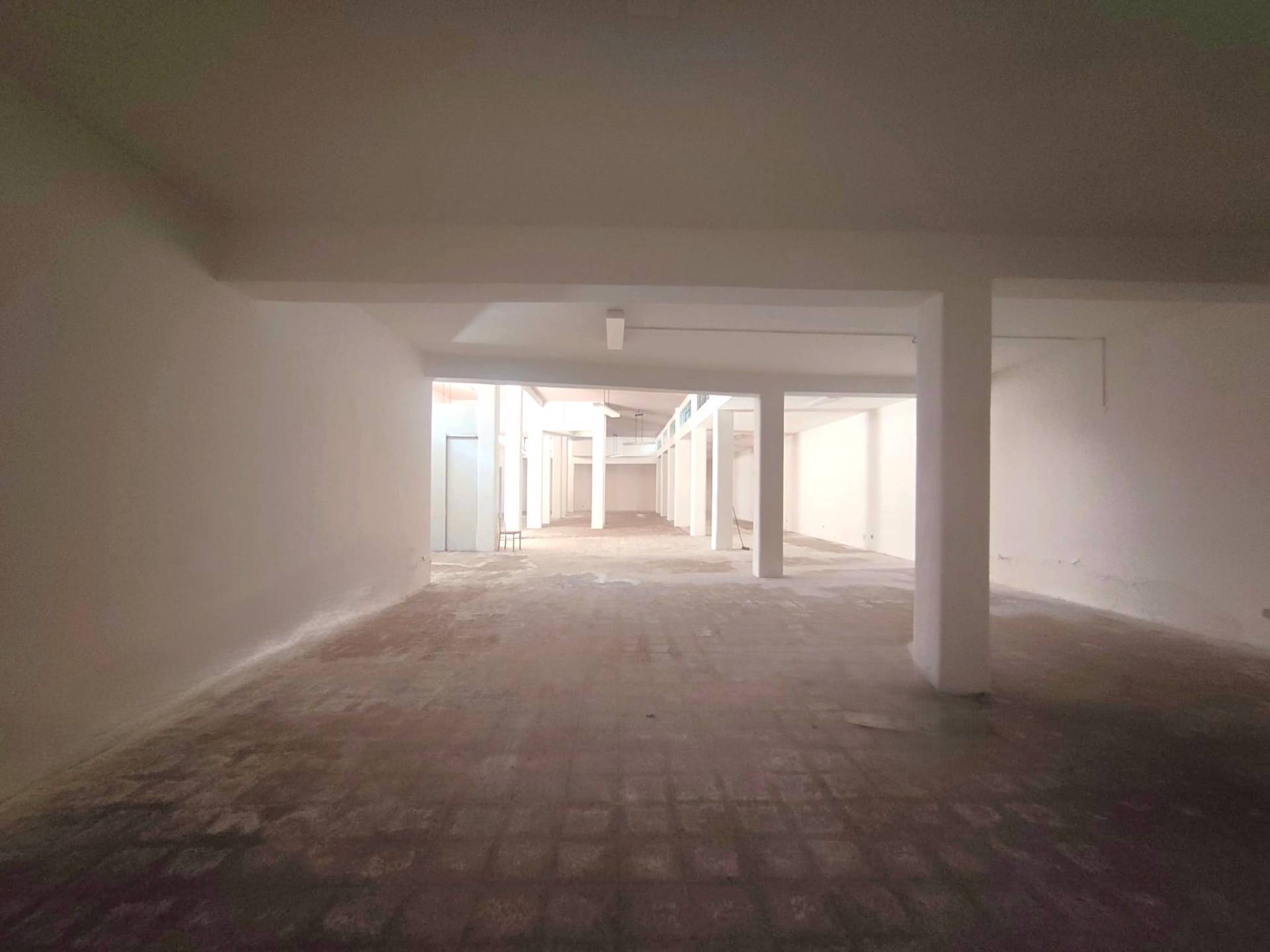 Locale commerciale in vendita a Sant'Agata li Battiati, CENTRO