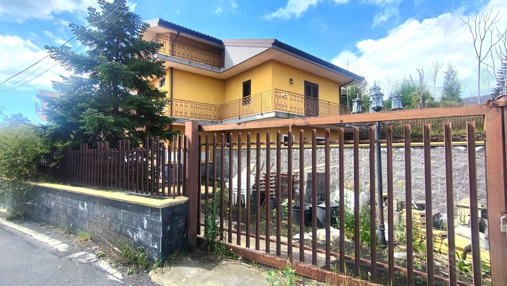 Quadrilocale in vendita a Zafferana Etnea