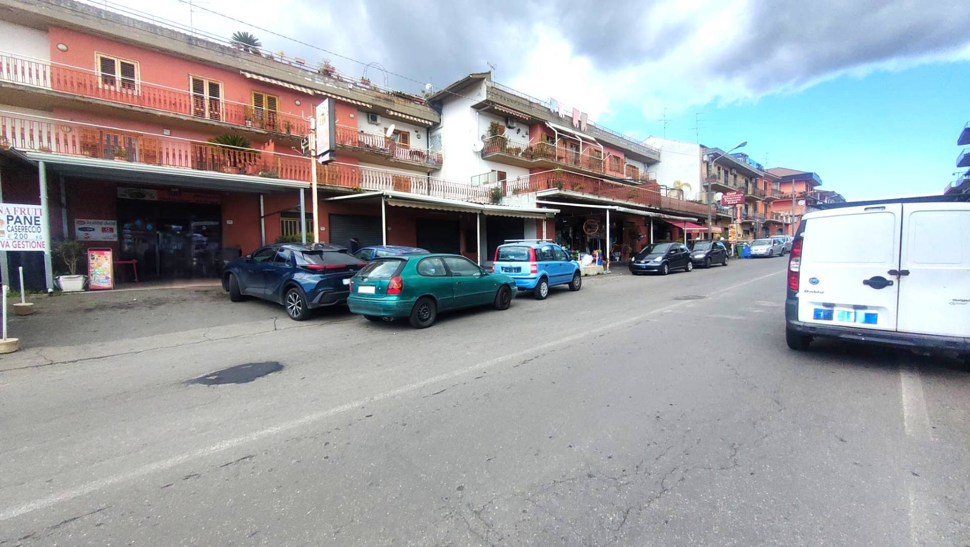 Locale commerciale in affitto a Zafferana Etnea