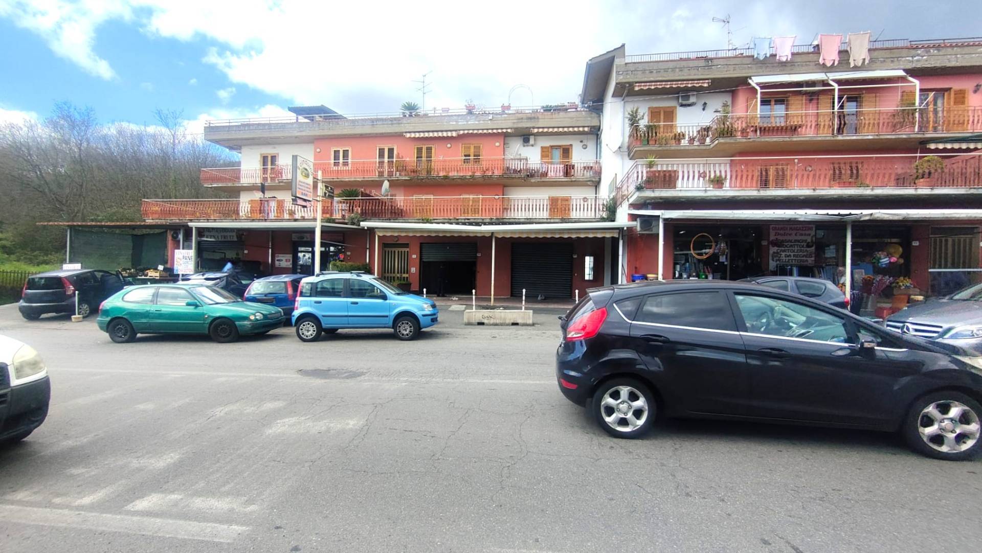 Locale commerciale in affitto a Zafferana Etnea