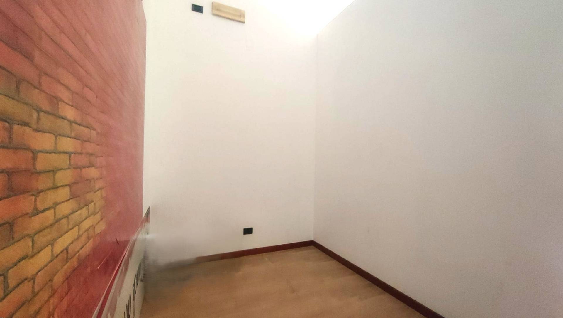 Locale commerciale in affitto a Sant'Agata li Battiati, CENTRO