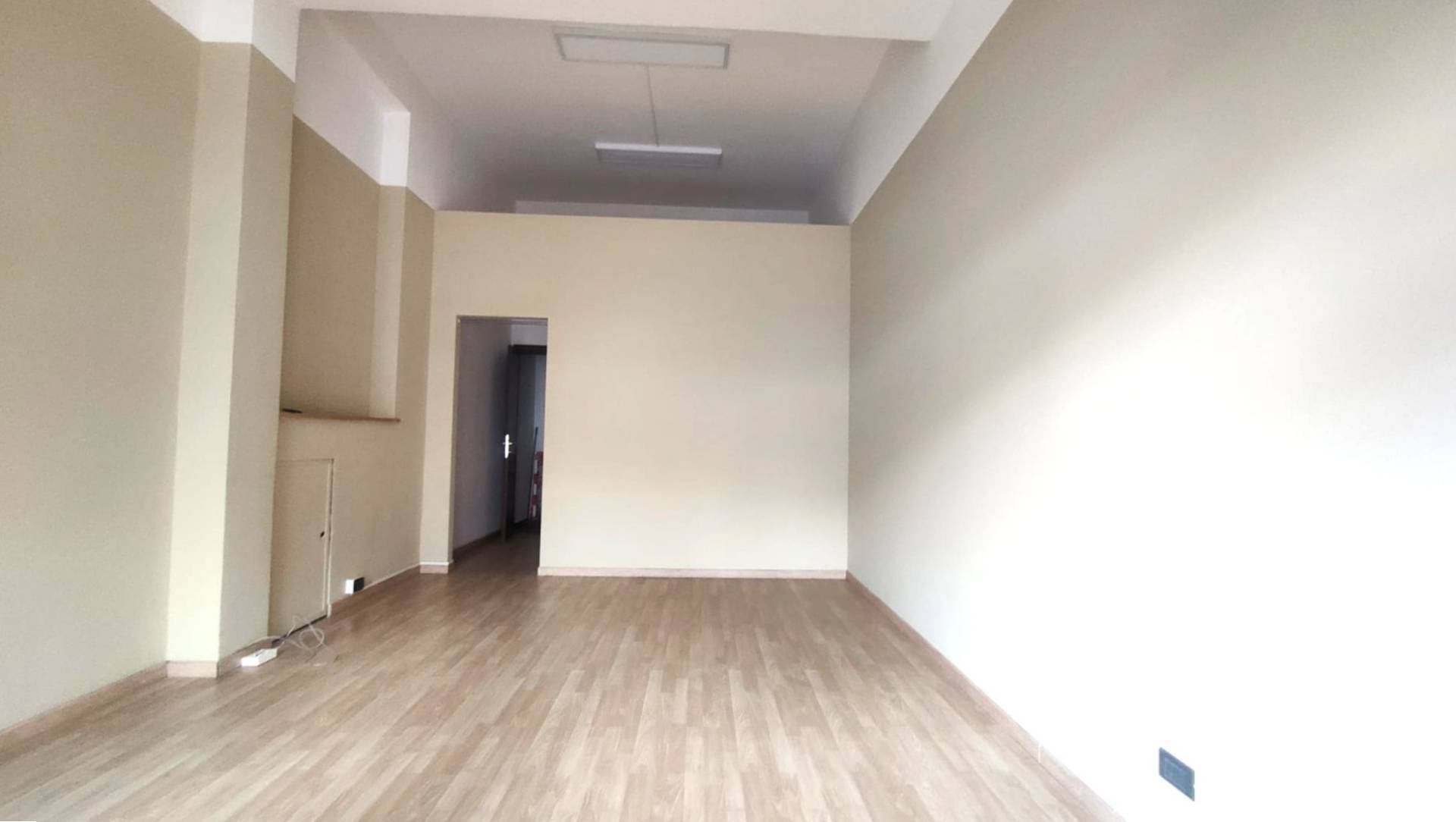 Locale commerciale in affitto a Sant'Agata li Battiati, CENTRO