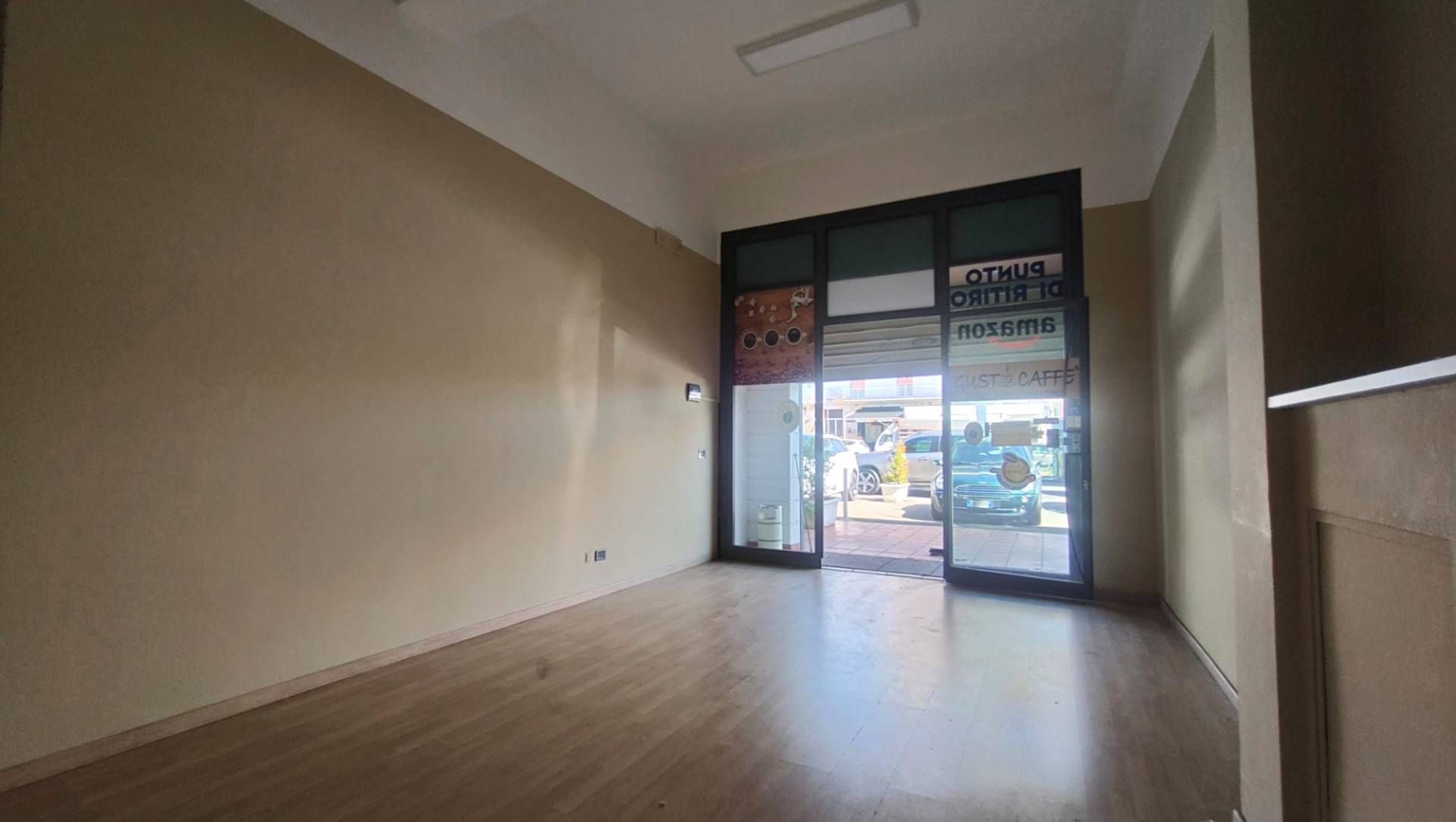 Locale commerciale in affitto a Sant'Agata li Battiati, CENTRO