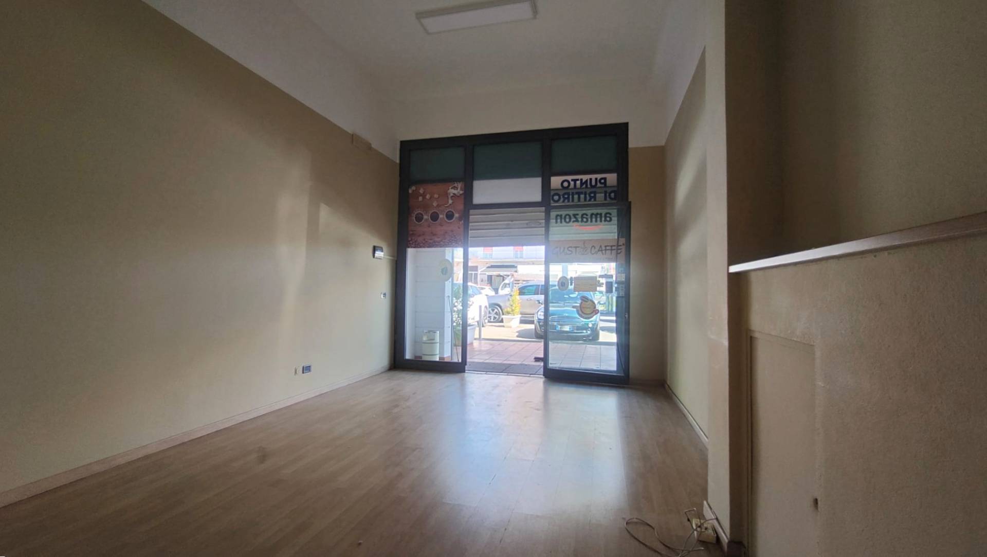 Locale commerciale in affitto a Sant'Agata li Battiati, CENTRO