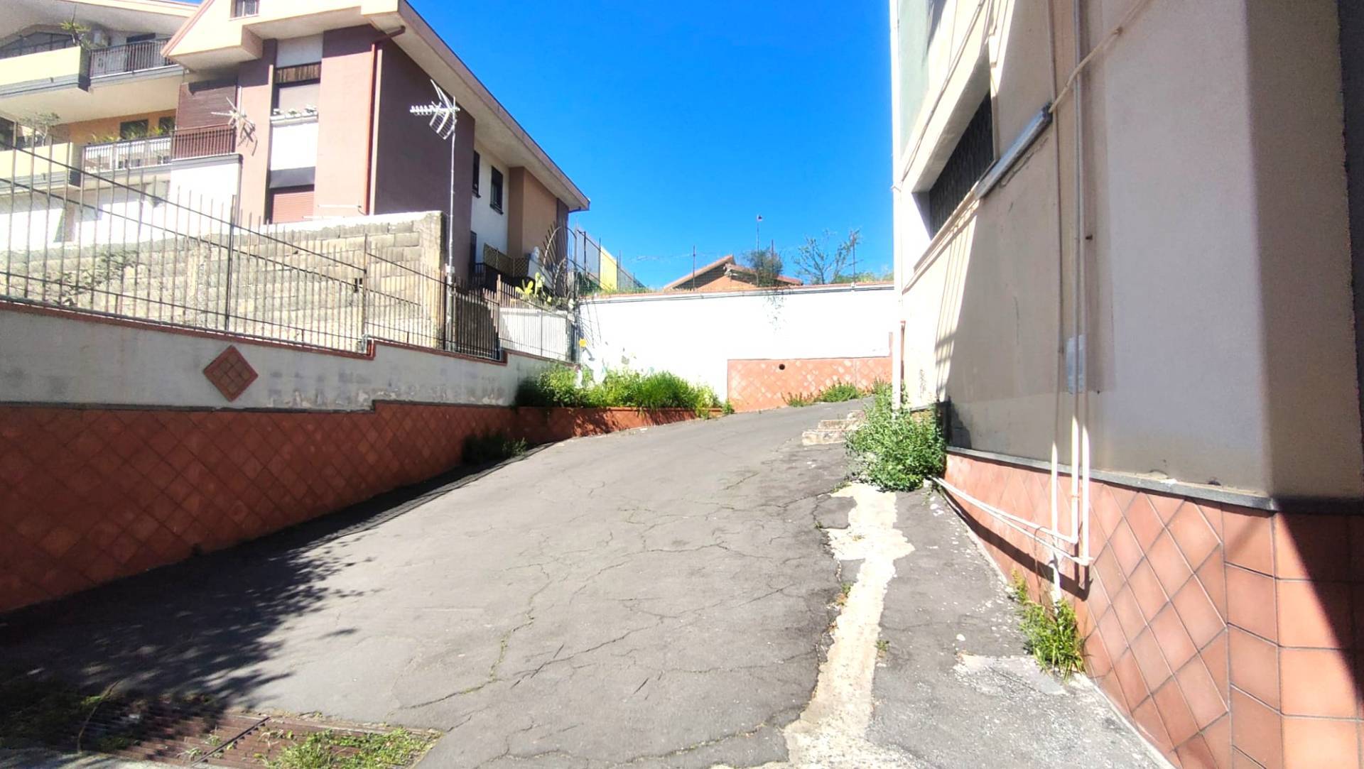 Locale commerciale in affitto a Sant'Agata li Battiati, CENTRO