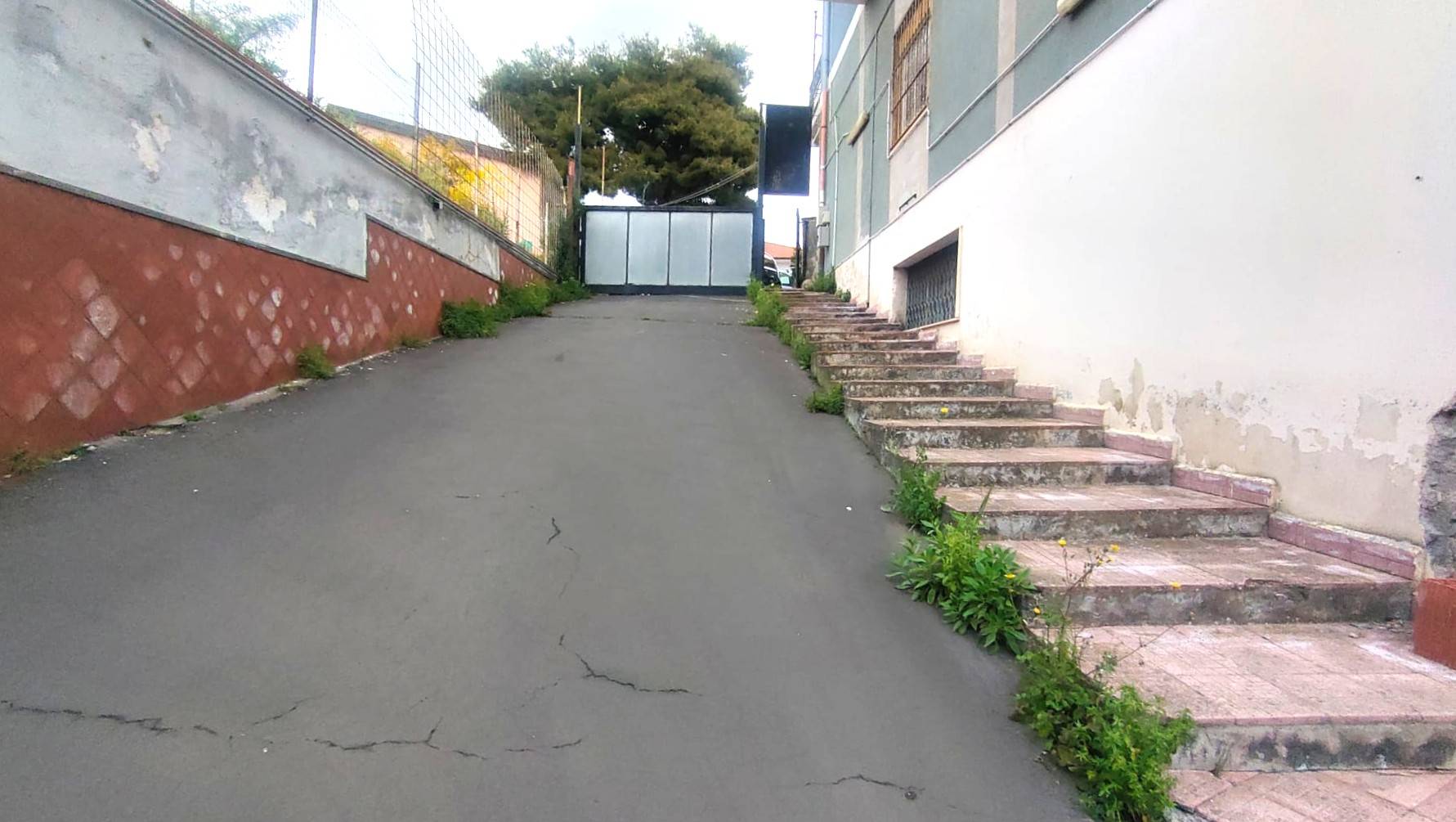 Locale commerciale in affitto a Sant'Agata li Battiati, CENTRO