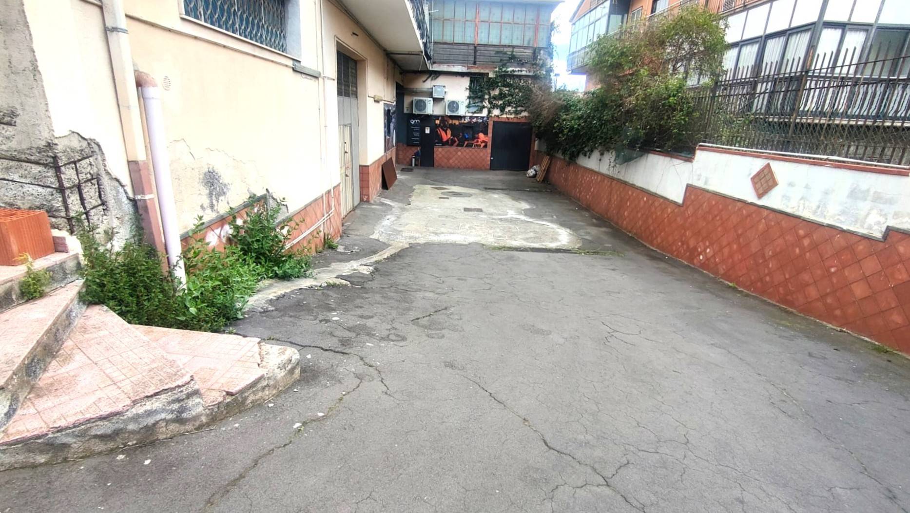 Locale commerciale in affitto a Sant'Agata li Battiati, CENTRO