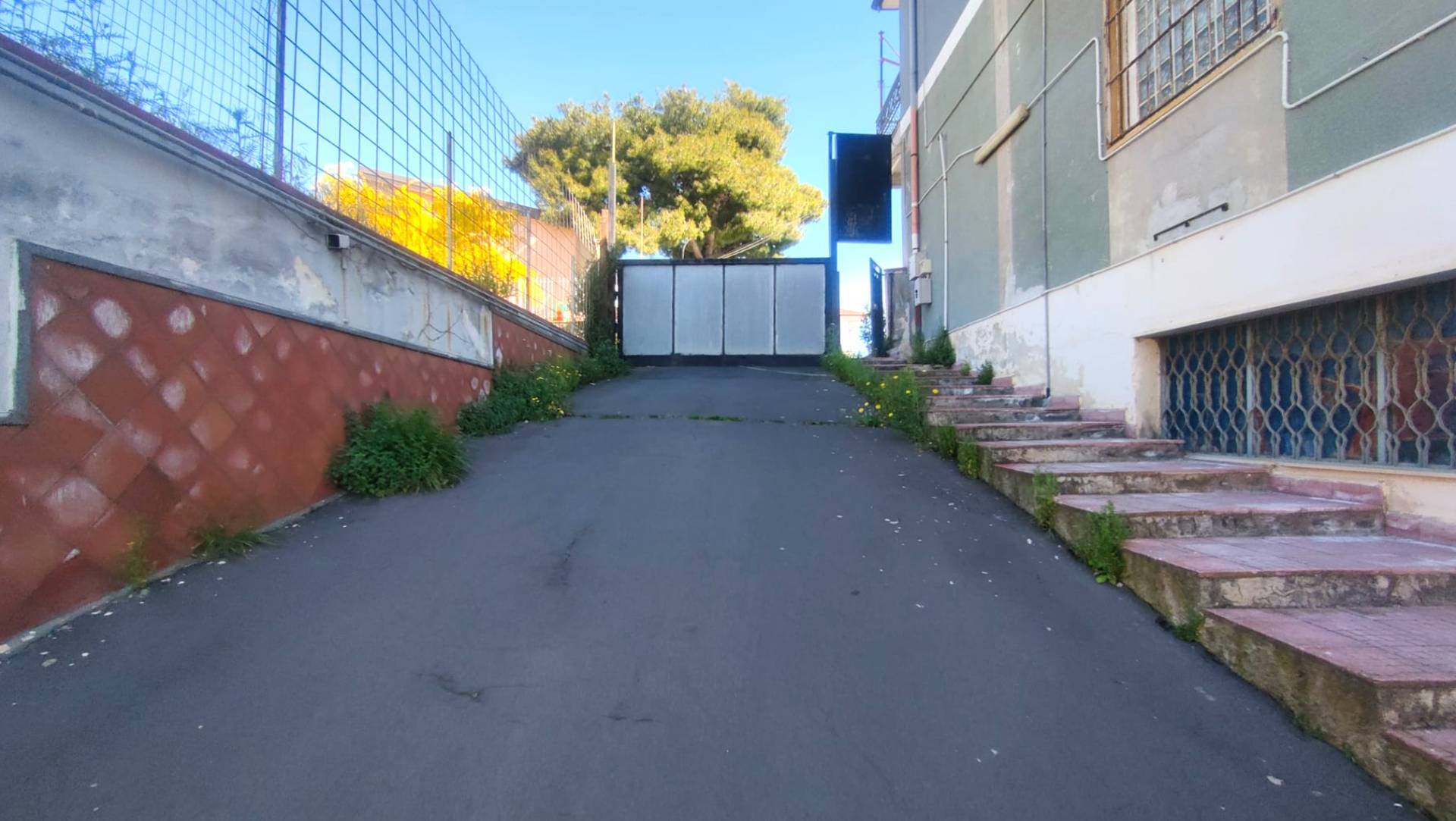 Locale commerciale in affitto a Sant'Agata li Battiati, CENTRO