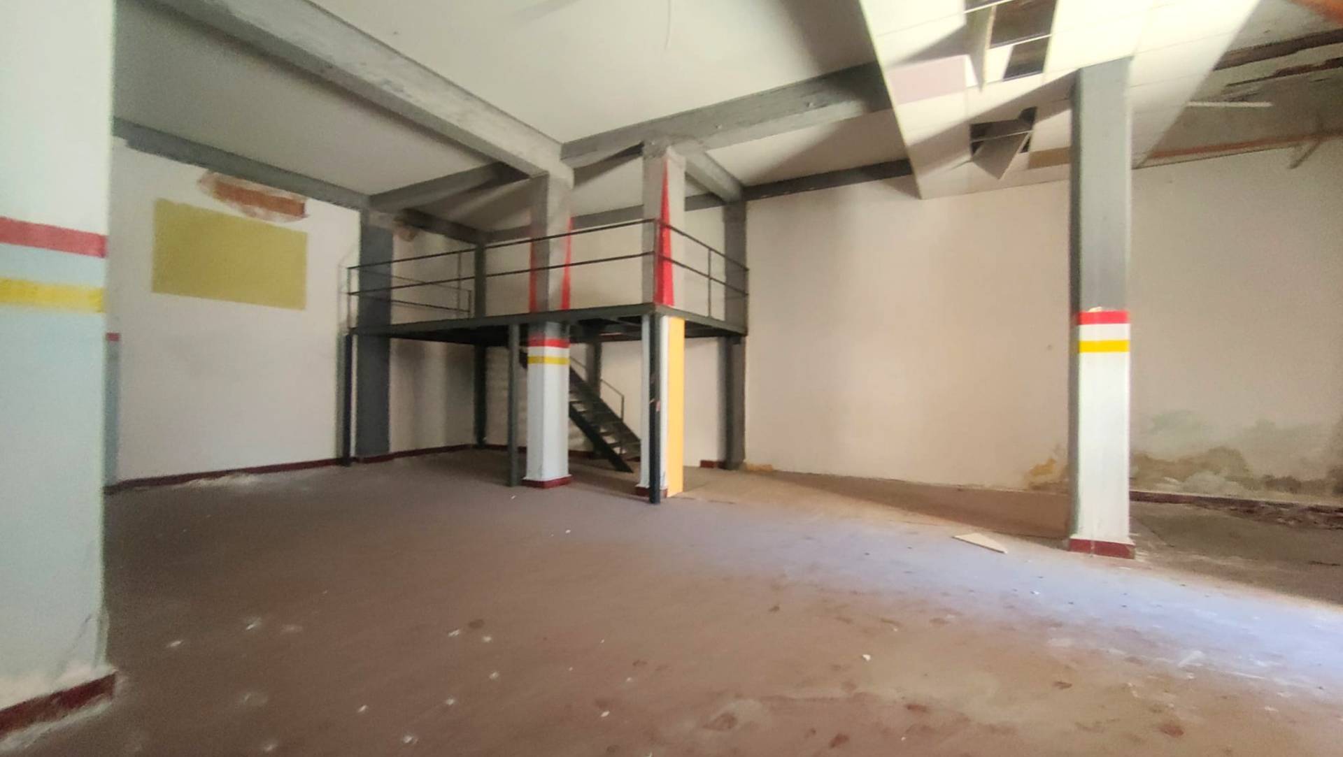 Locale commerciale in affitto a Sant'Agata li Battiati, CENTRO