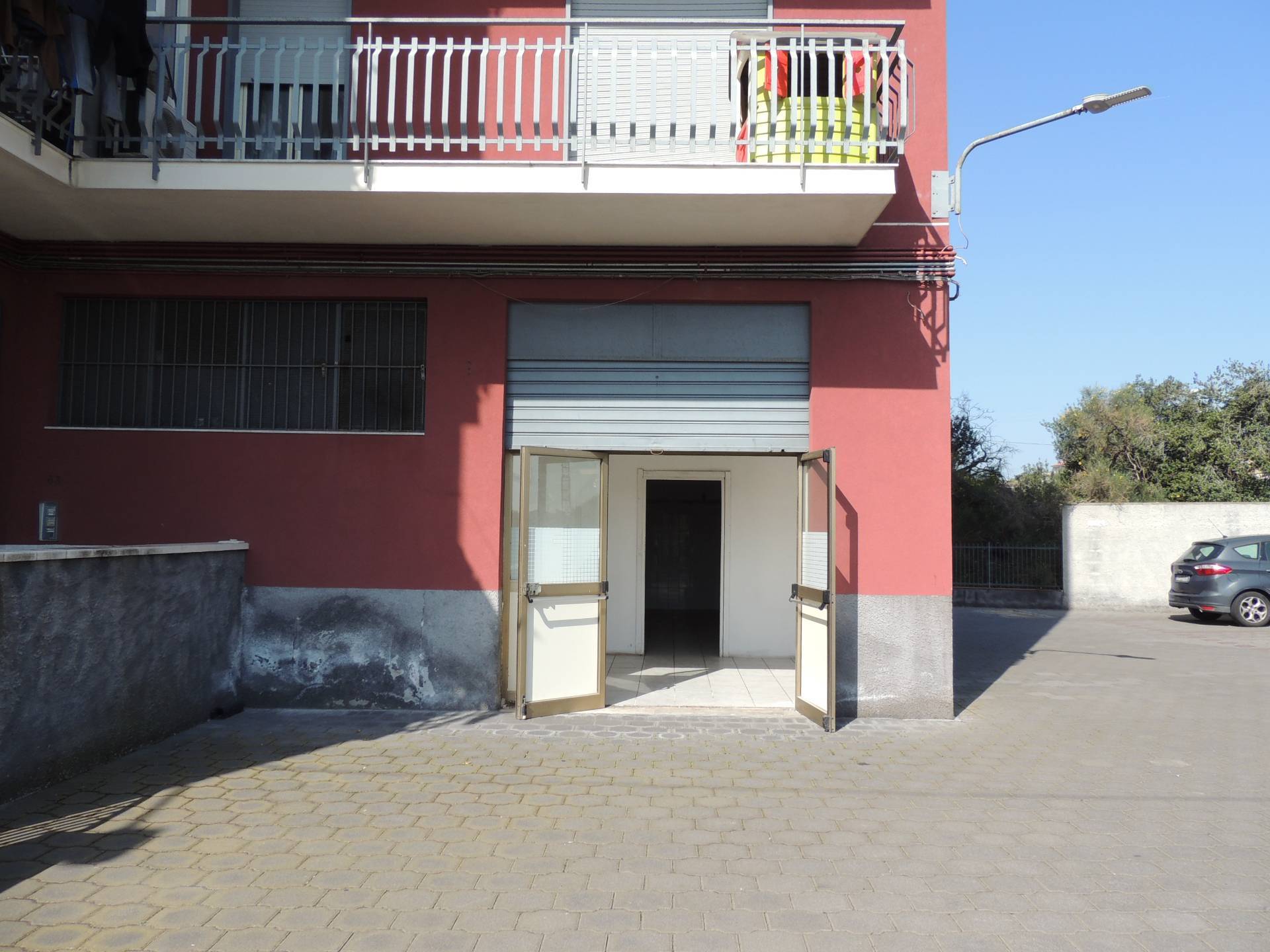 Locale commerciale in vendita a Misterbianco, Lineri