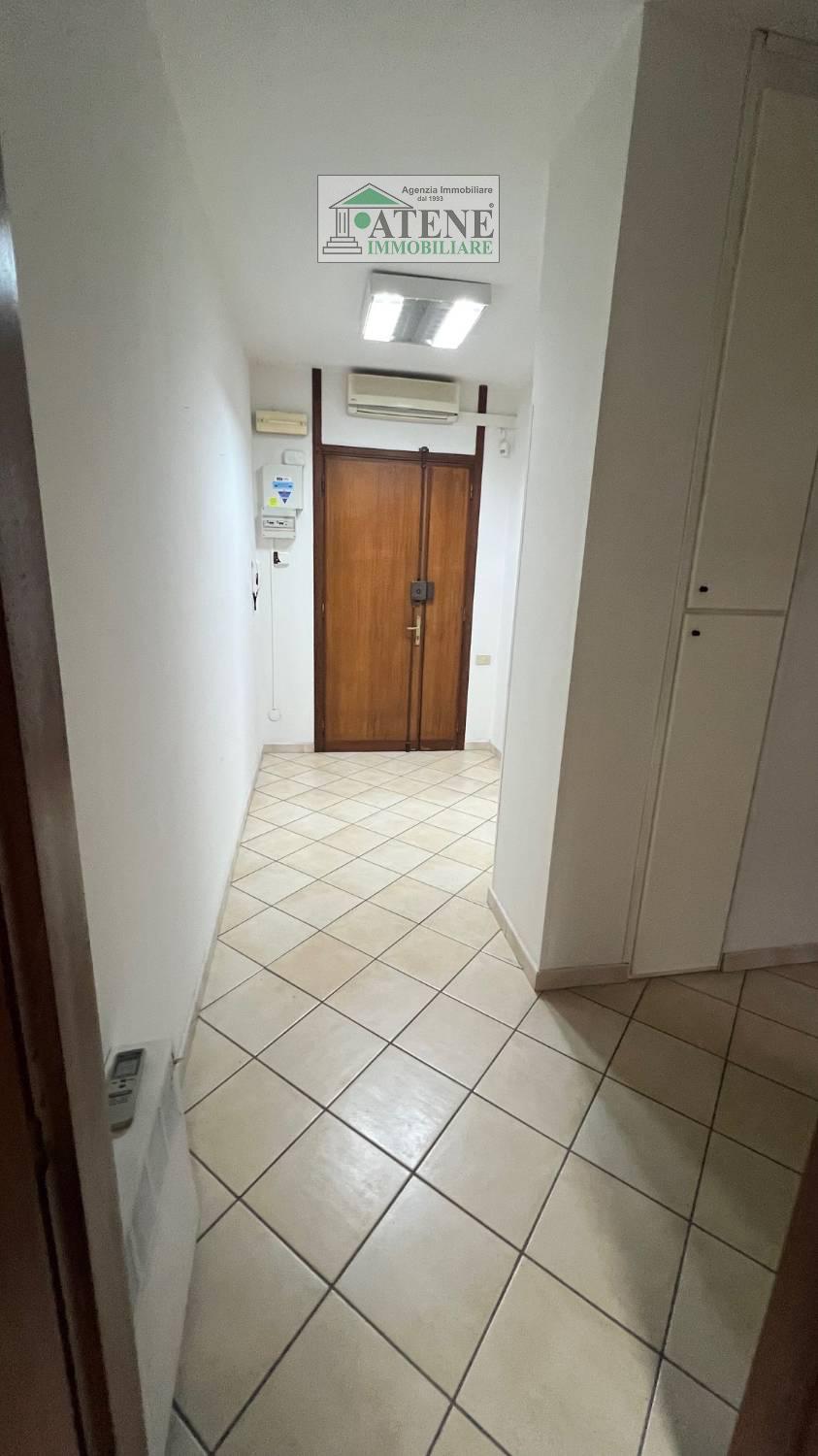 Ufficio con box a Cagliari