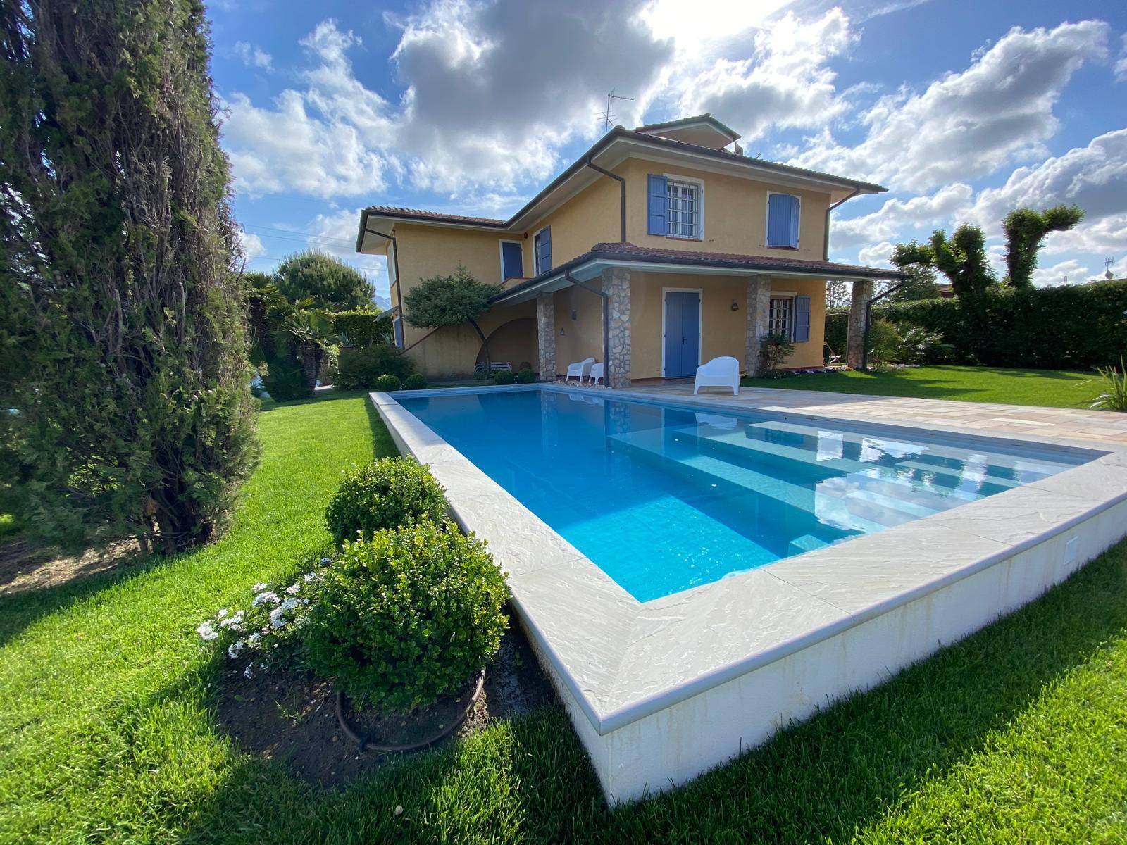 Villa arredata in affitto a Forte dei Marmi