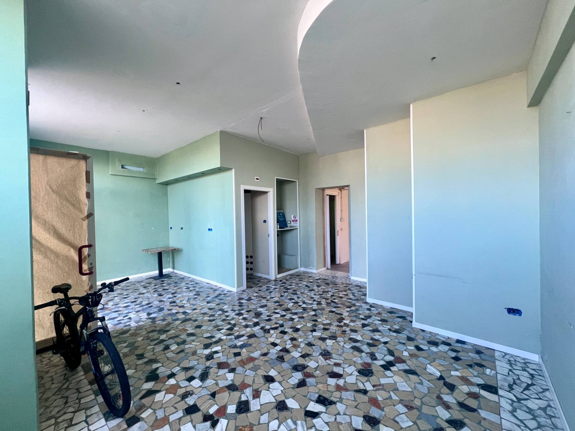 Locale commerciale in affitto a Camaiore, Lido di Camaiore