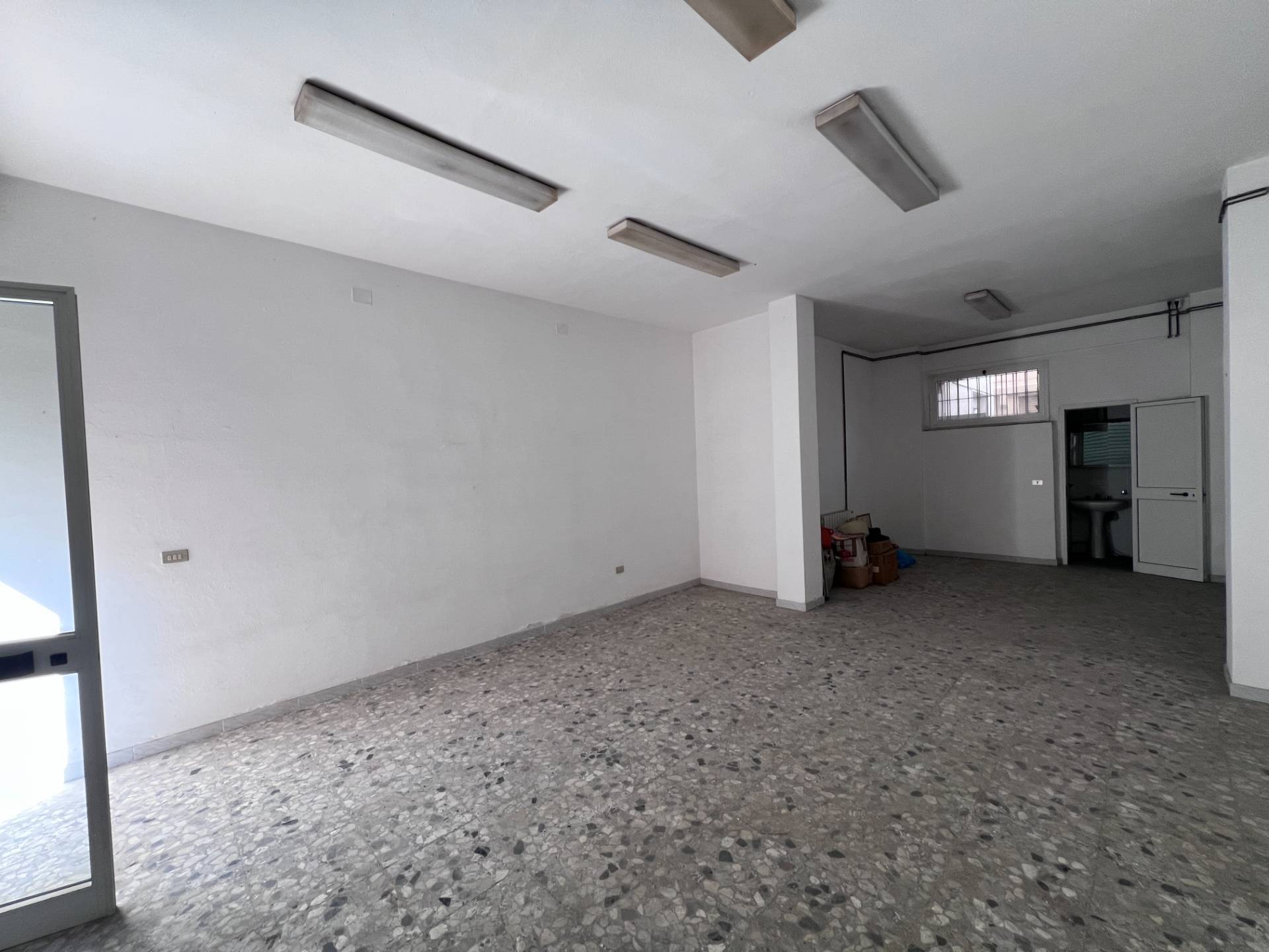 Locale commerciale in vendita a Viareggio, Fascia Mare