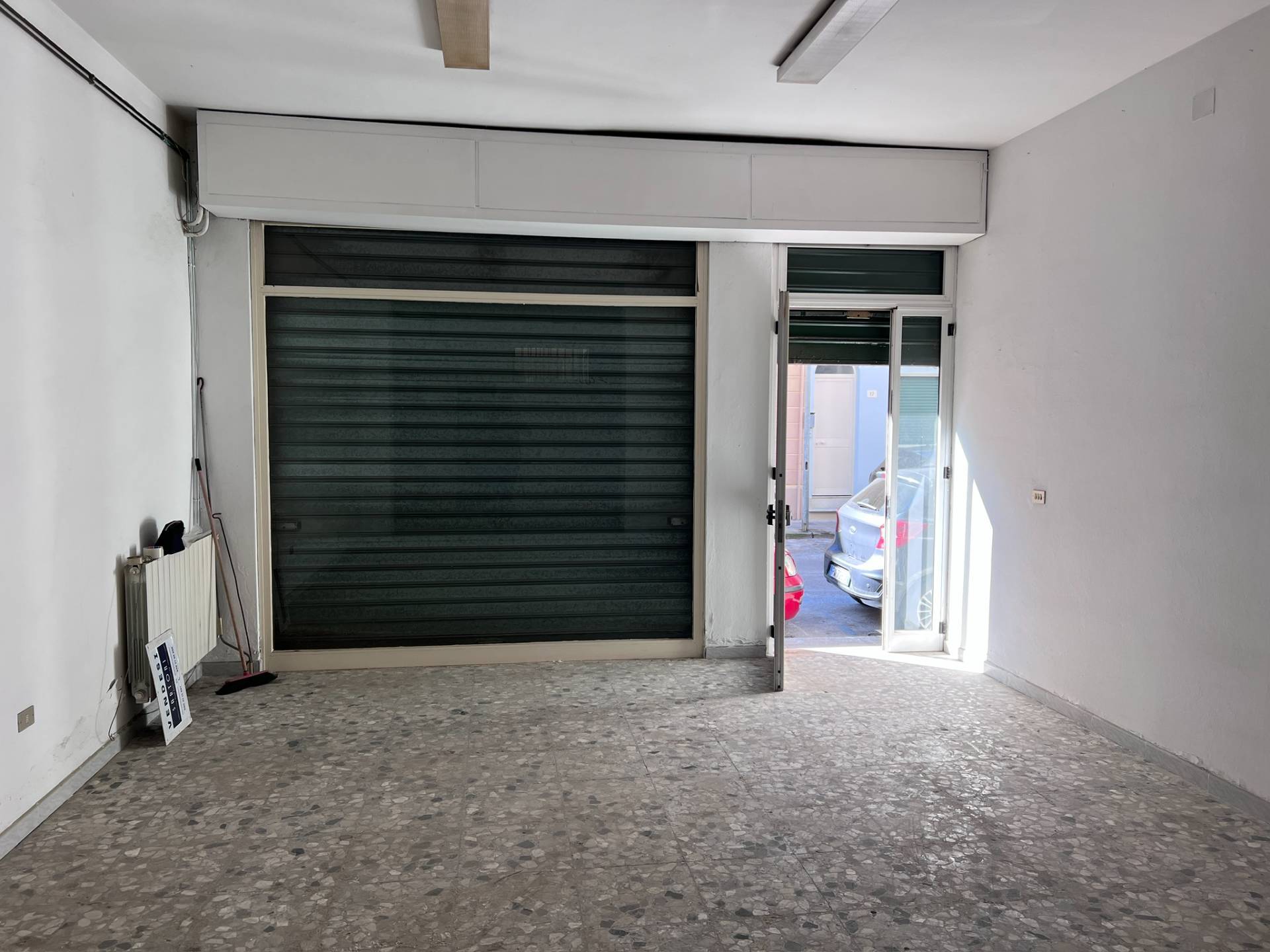 Locale commerciale in vendita a Viareggio, Fascia Mare