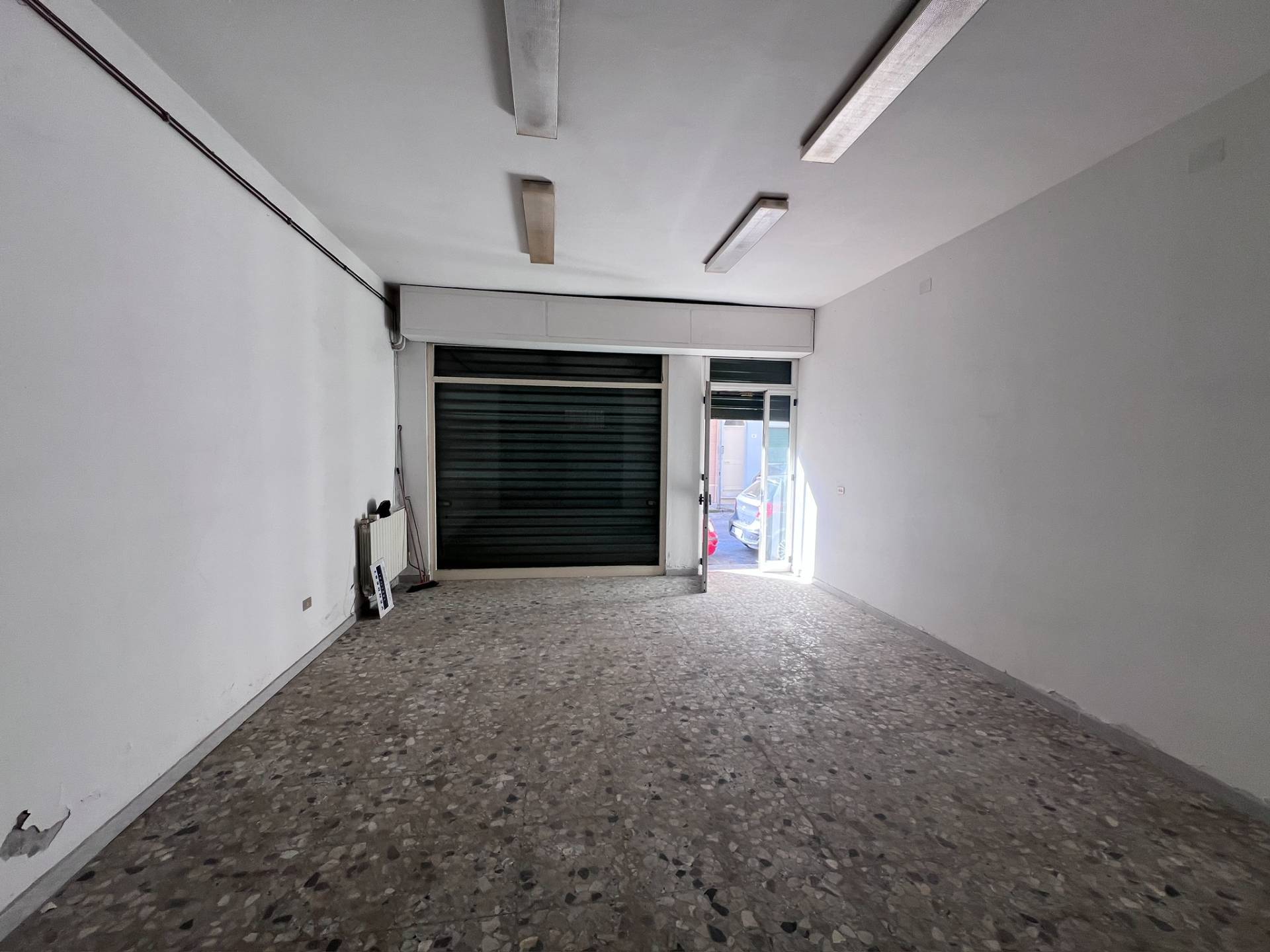 Locale commerciale in vendita a Viareggio, Fascia Mare