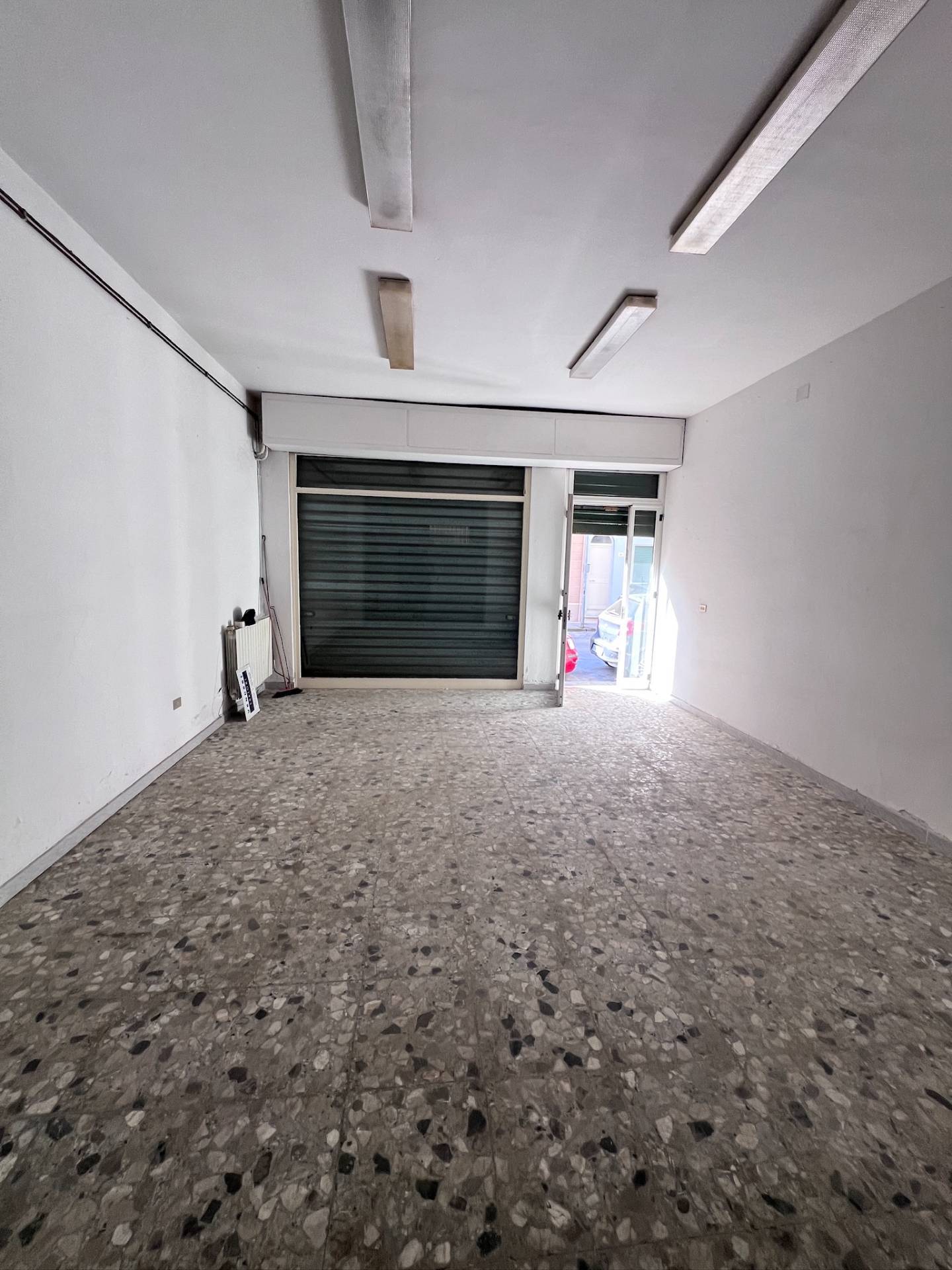 Locale commerciale in vendita a Viareggio, Fascia Mare