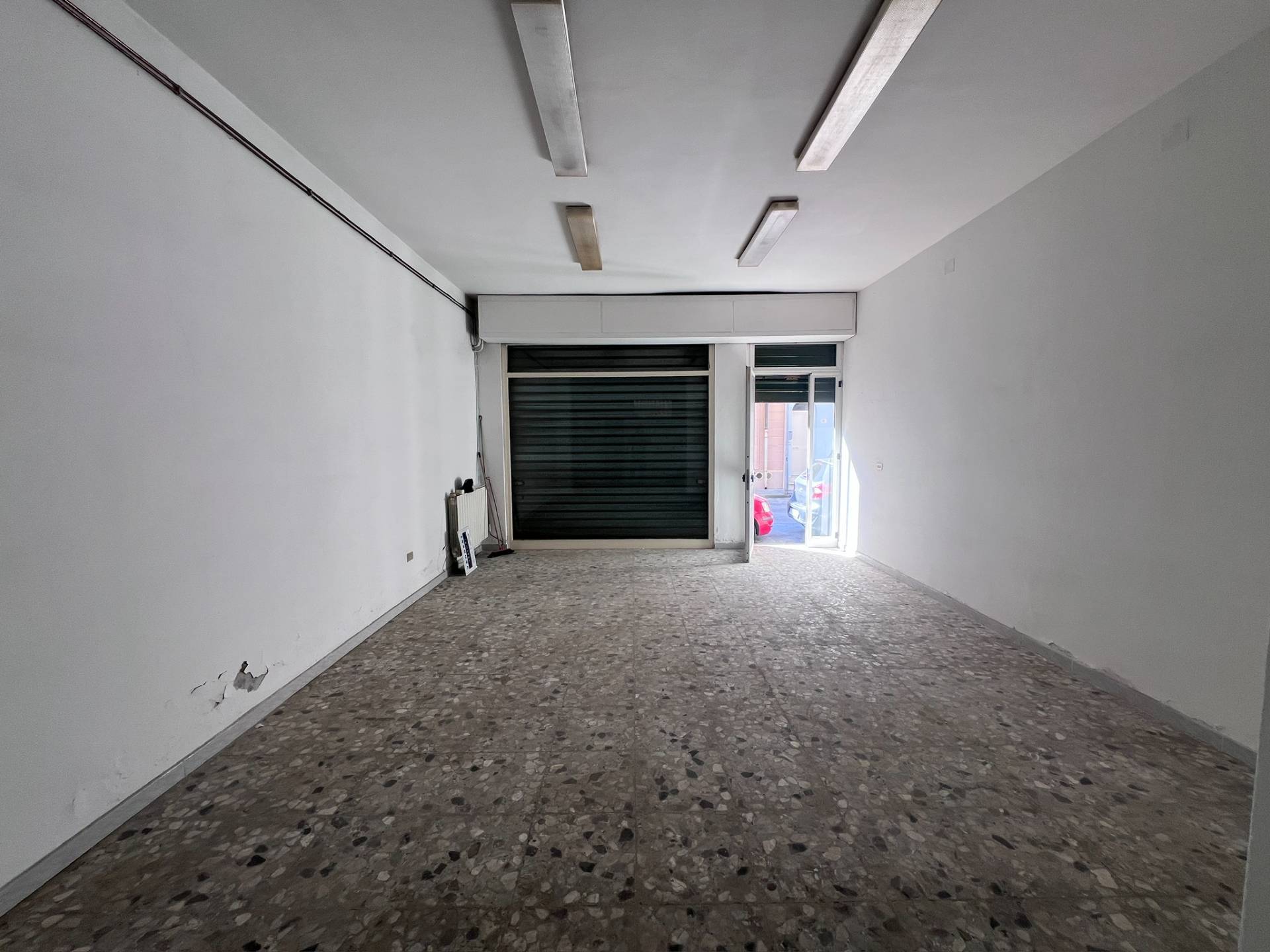 Locale commerciale in vendita a Viareggio, Fascia Mare